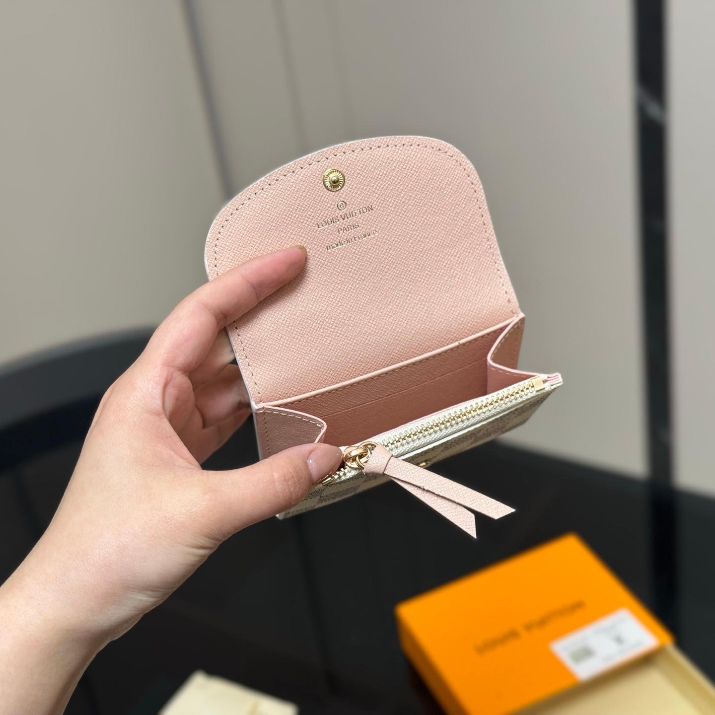 LV Compact Wallet in Damier Canvas – Iconic Checkered Mini Purse 10CM - 图片 3