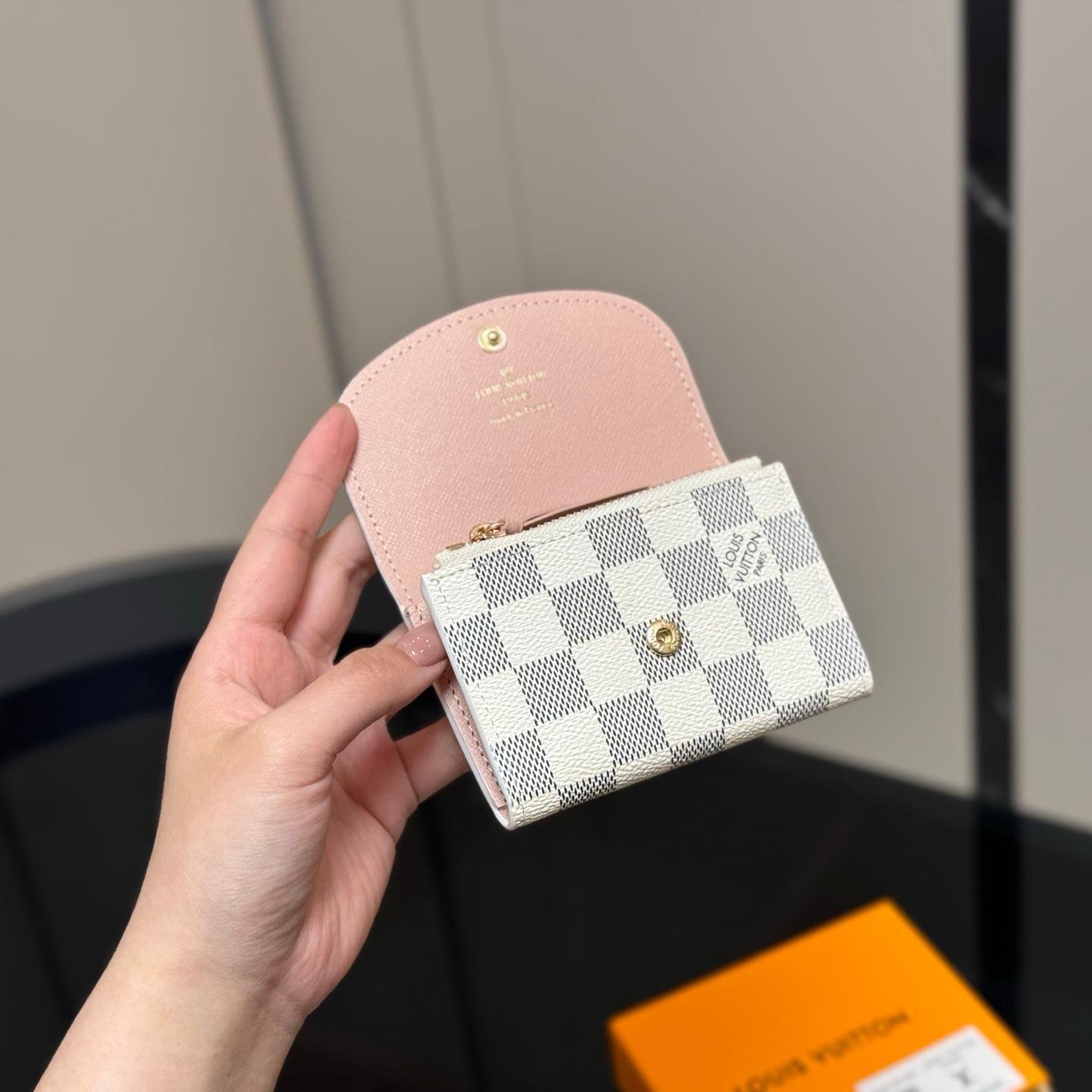 LV Compact Wallet in Damier Canvas – Iconic Checkered Mini Purse 10CM - 图片 4