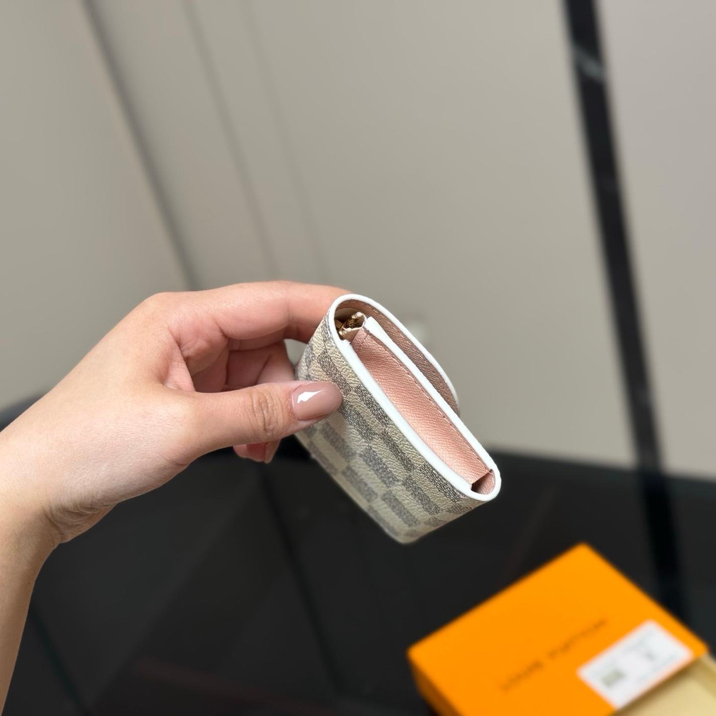 LV Compact Wallet in Damier Canvas – Iconic Checkered Mini Purse 10CM - 图片 5