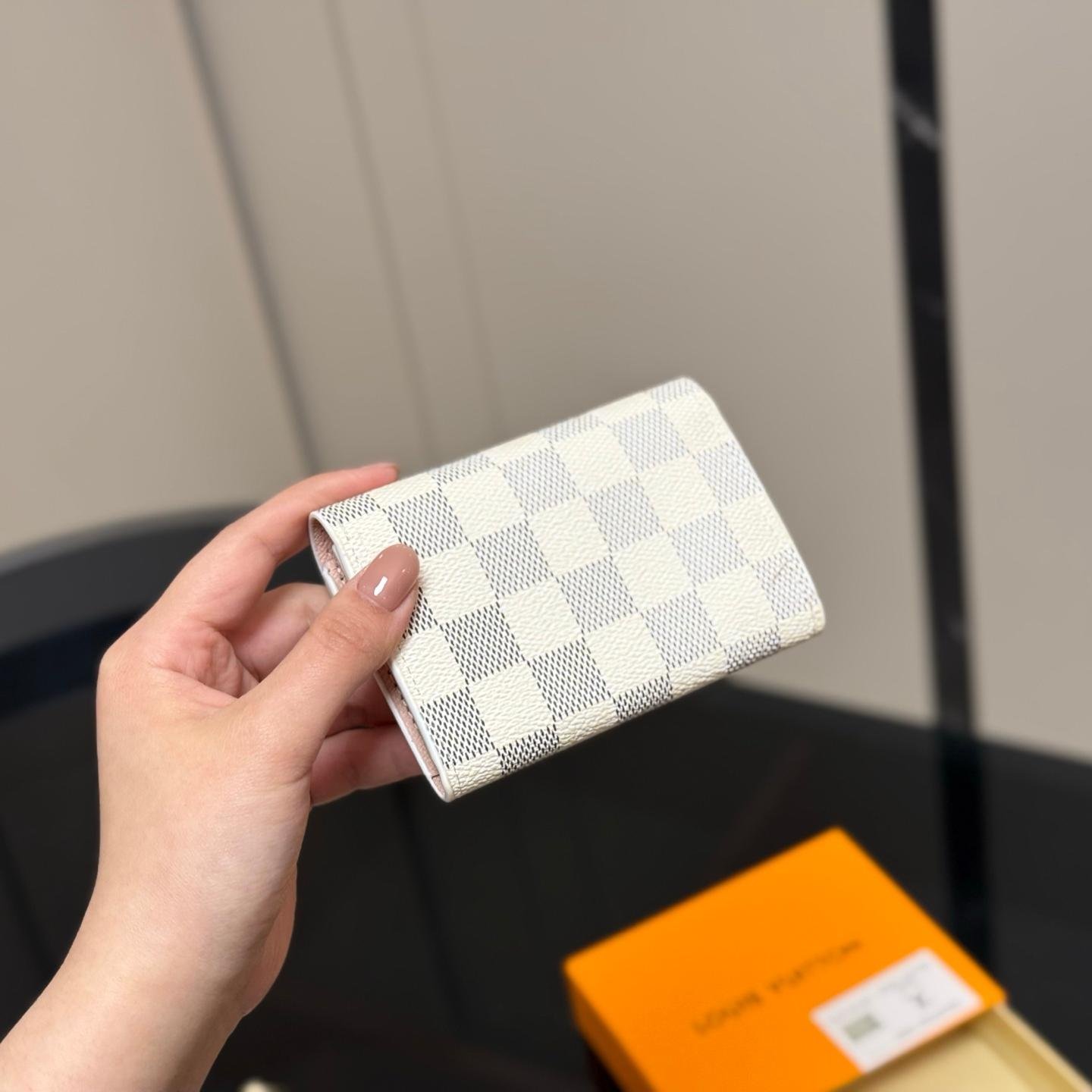 LV Compact Wallet in Damier Canvas – Iconic Checkered Mini Purse 10CM - 图片 7