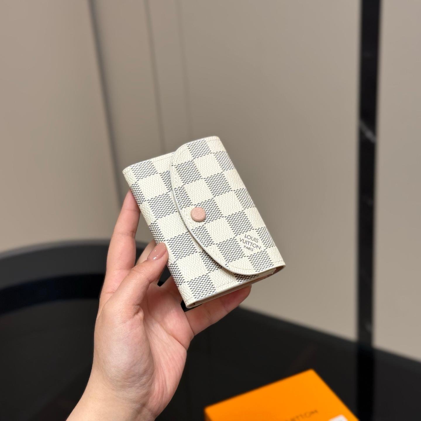 LV Compact Wallet in Damier Canvas – Iconic Checkered Mini Purse 10CM - 图片 9