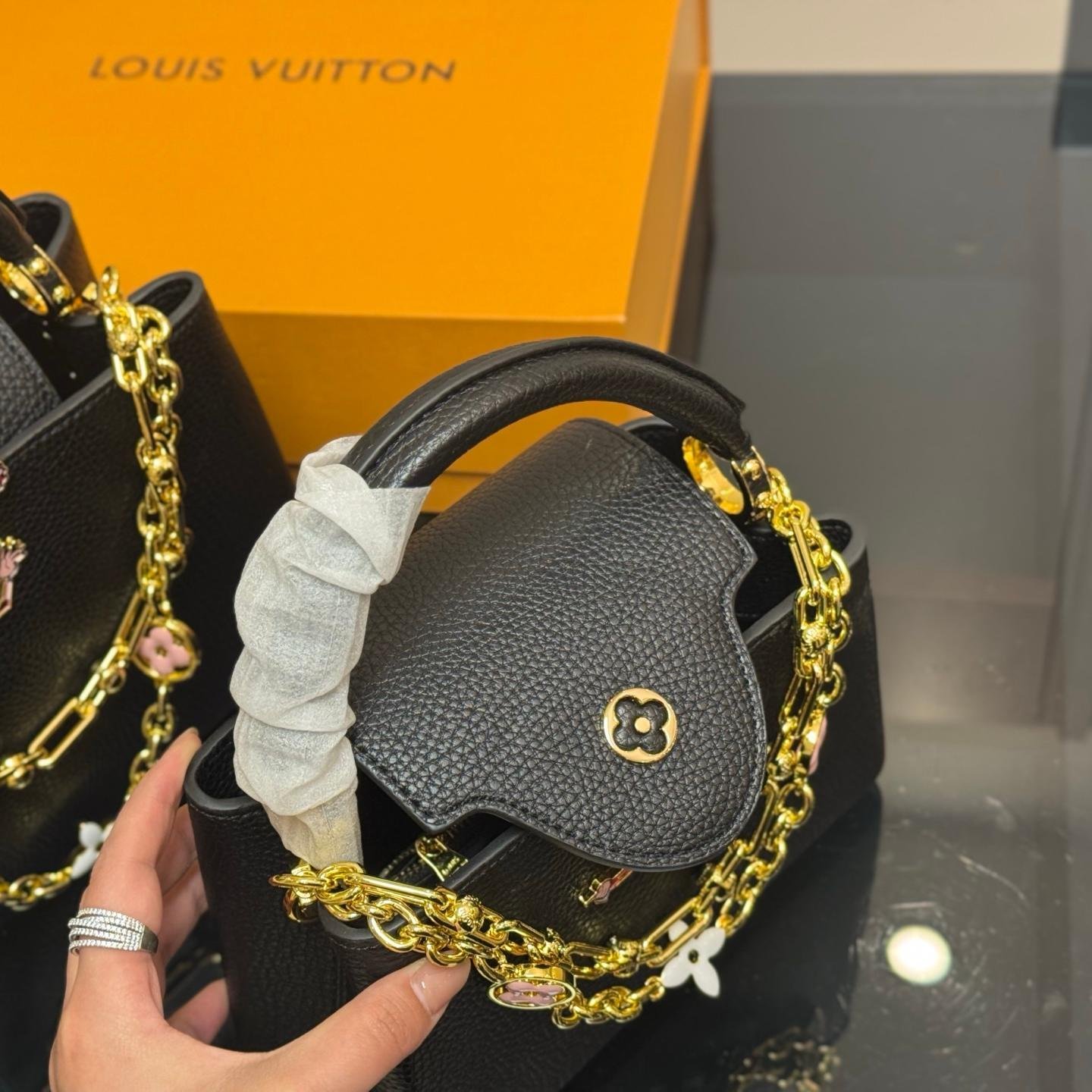 Luxury Taurillon Leather Handbag – LV Capucines with Chain Charm 23CM/28CM - 图片 3