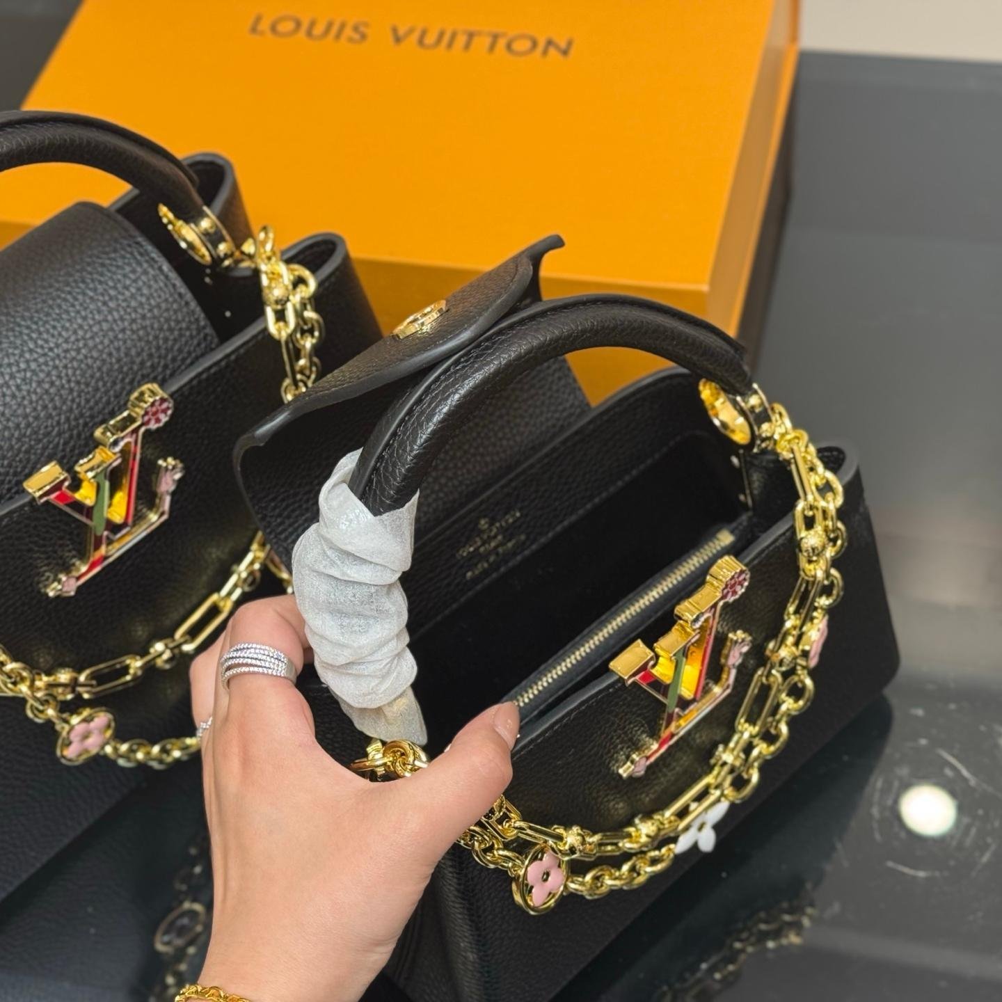 Luxury Taurillon Leather Handbag – LV Capucines with Chain Charm 23CM/28CM - 图片 4