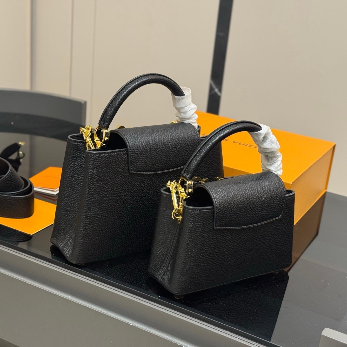 Luxury Taurillon Leather Handbag – LV Capucines with Chain Charm 23CM/28CM - 图片 8
