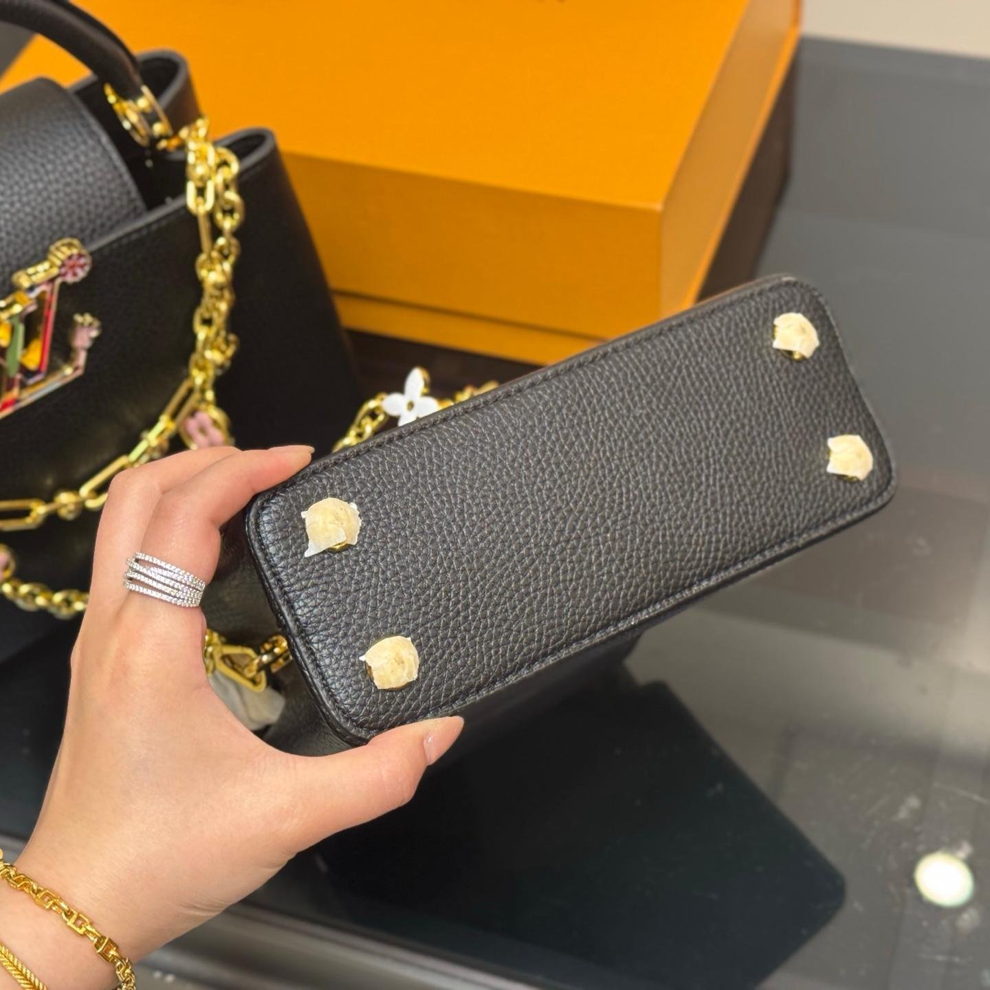 Luxury Taurillon Leather Handbag – LV Capucines with Chain Charm 23CM/28CM - 图片 9