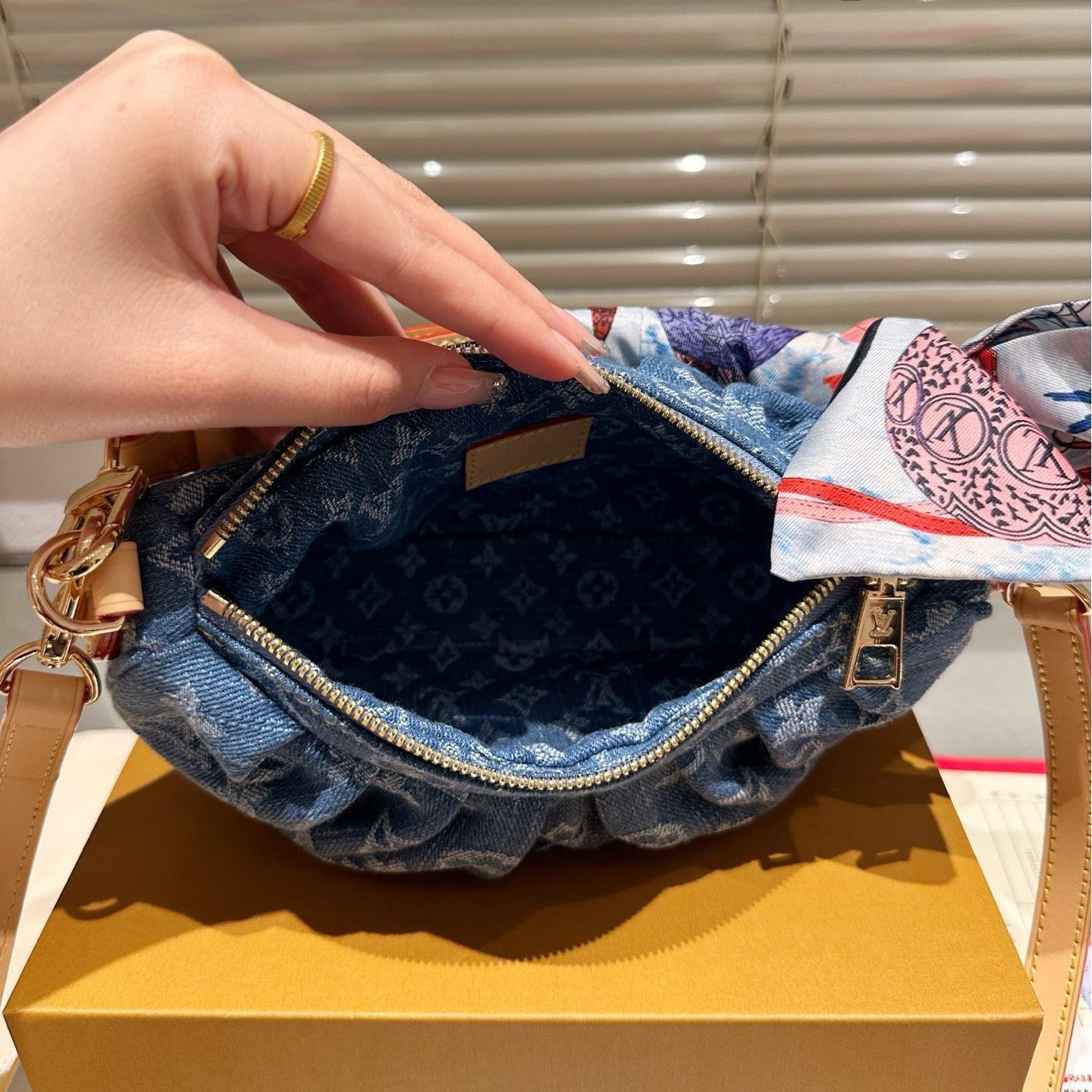Louis Vuitton Pochette Valley Denim Shoulder Bag 21CM - 图片 9