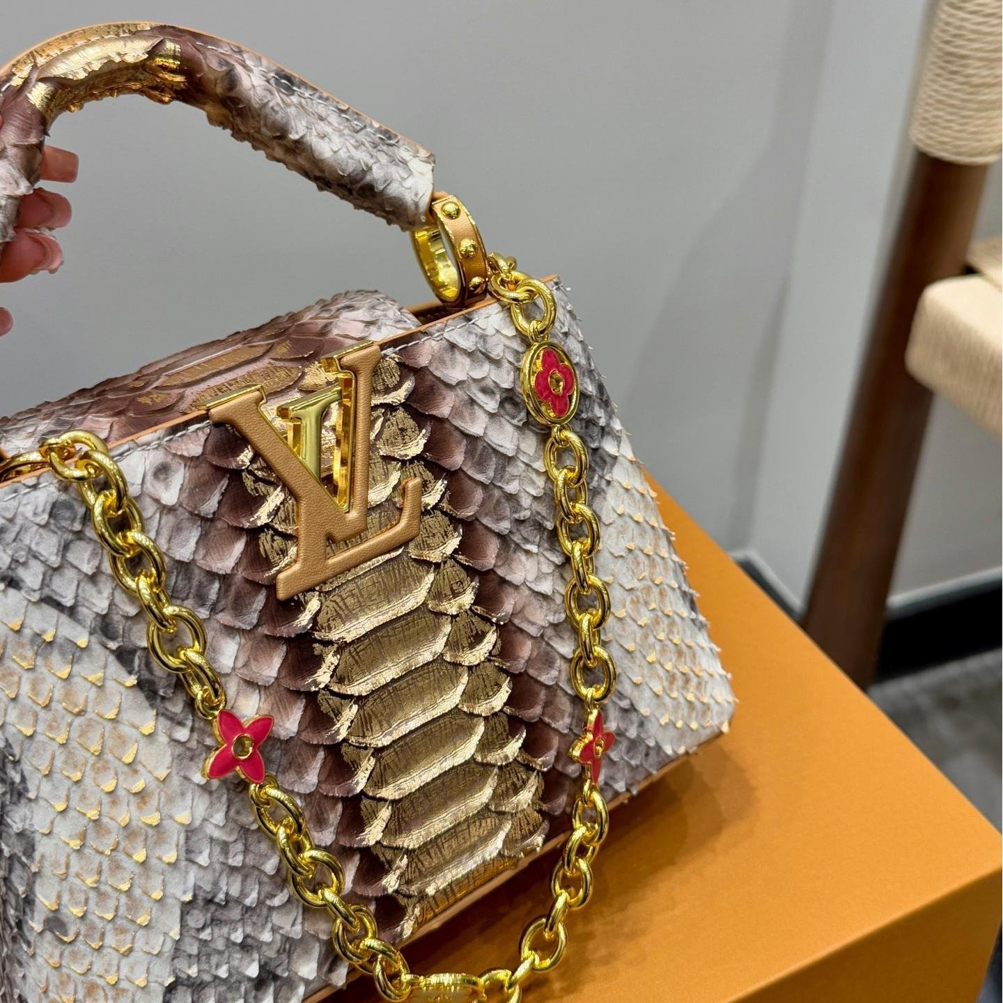 Luxury Python Leather Tote Bag with Gold LV Logo Hardware 20CM/28CM - 图片 5