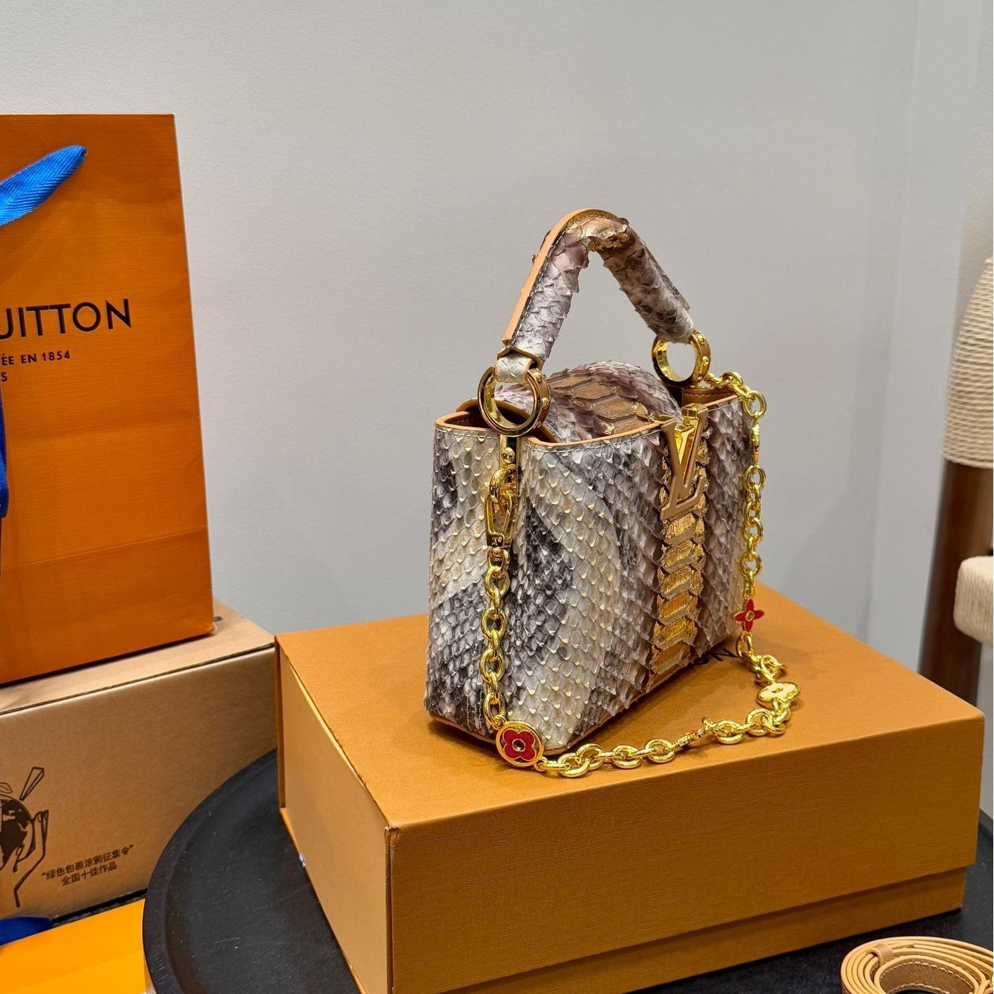 Luxury Python Leather Tote Bag with Gold LV Logo Hardware 20CM/28CM - 图片 6