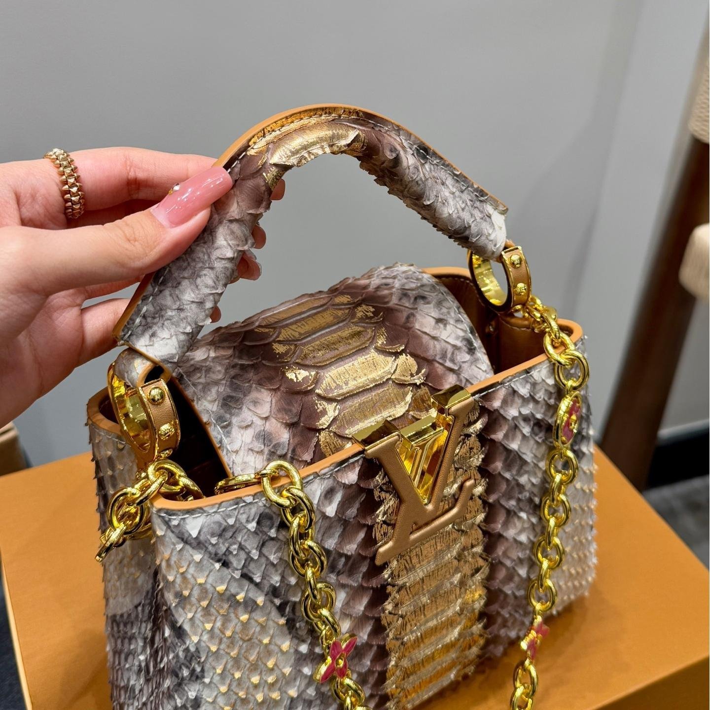 Luxury Python Leather Tote Bag with Gold LV Logo Hardware 20CM/28CM - 图片 7