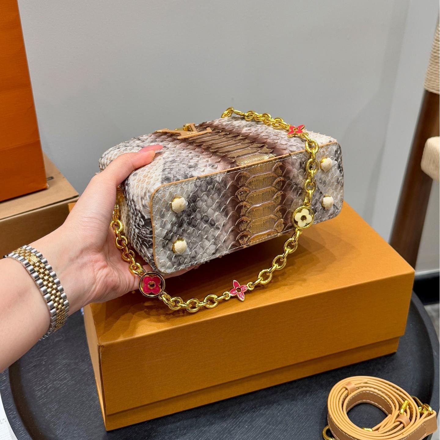 Luxury Python Leather Tote Bag with Gold LV Logo Hardware 20CM/28CM - 图片 8