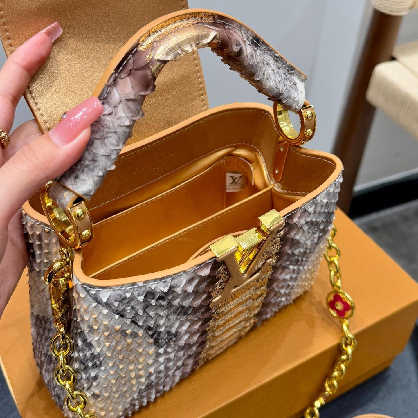 Luxury Python Leather Tote Bag with Gold LV Logo Hardware 20CM/28CM - 图片 9