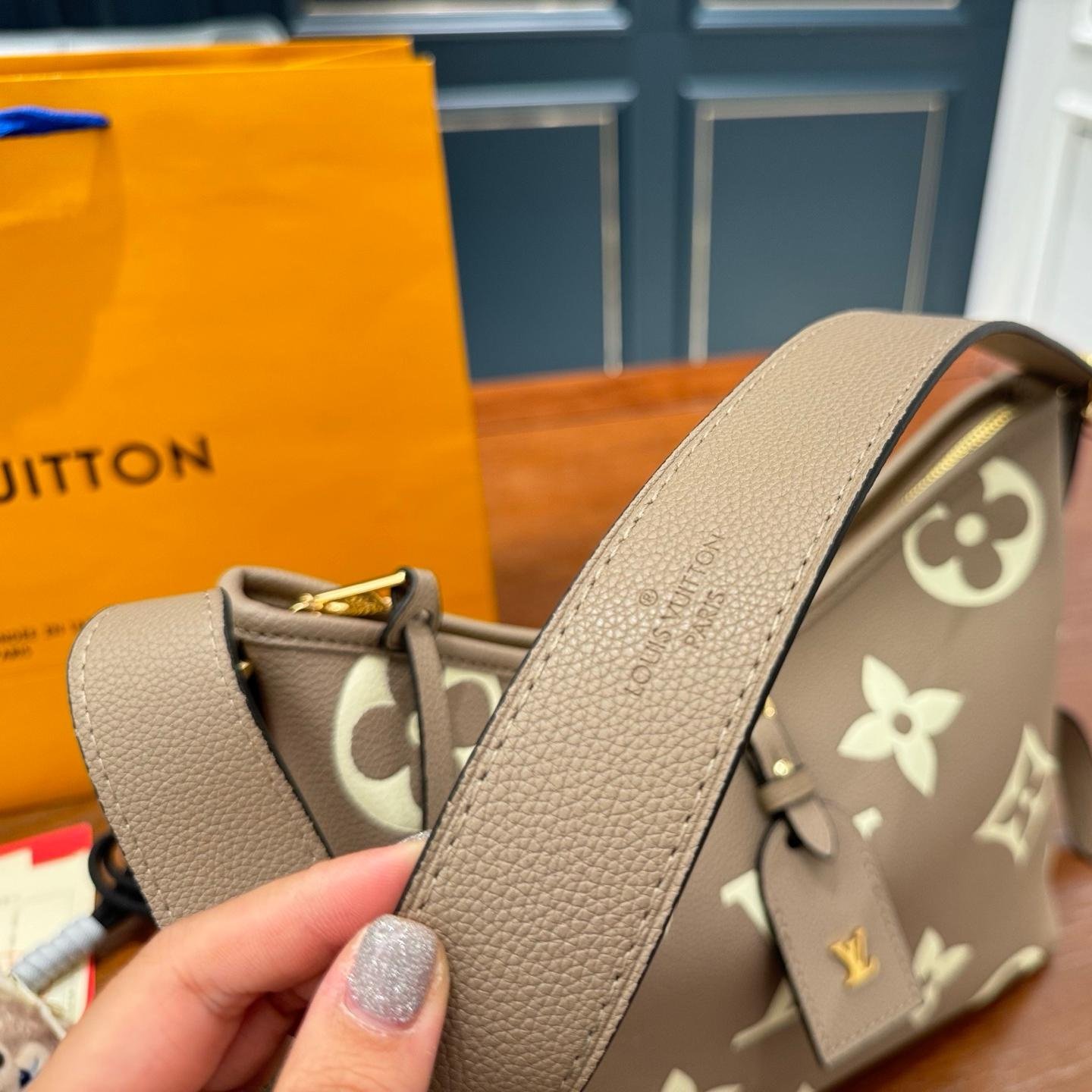 LV Carryall Hobo Shoulder Bag in Monogram Leather – 29cm - 图片 4