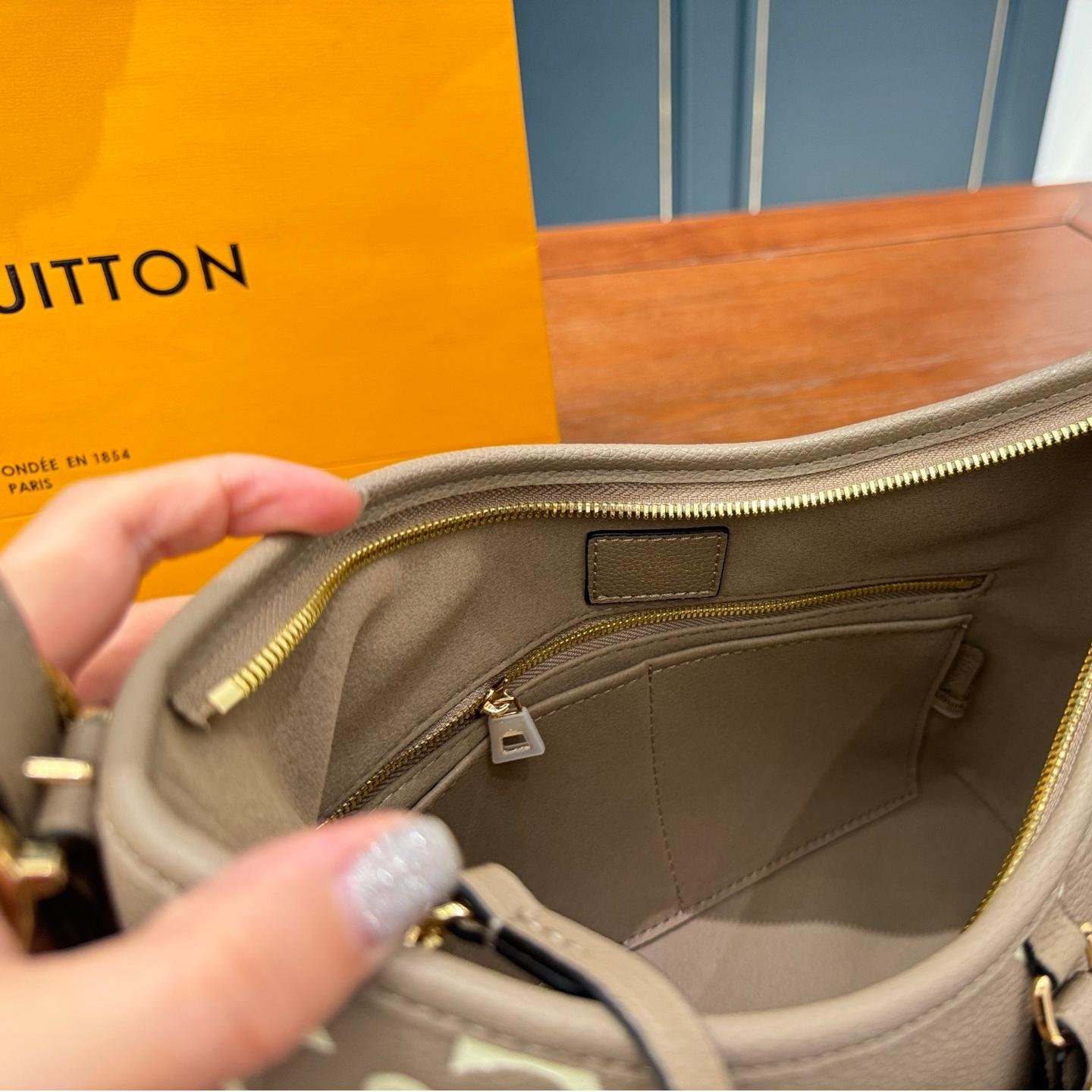 LV Carryall Hobo Shoulder Bag in Monogram Leather – 29cm - 图片 8