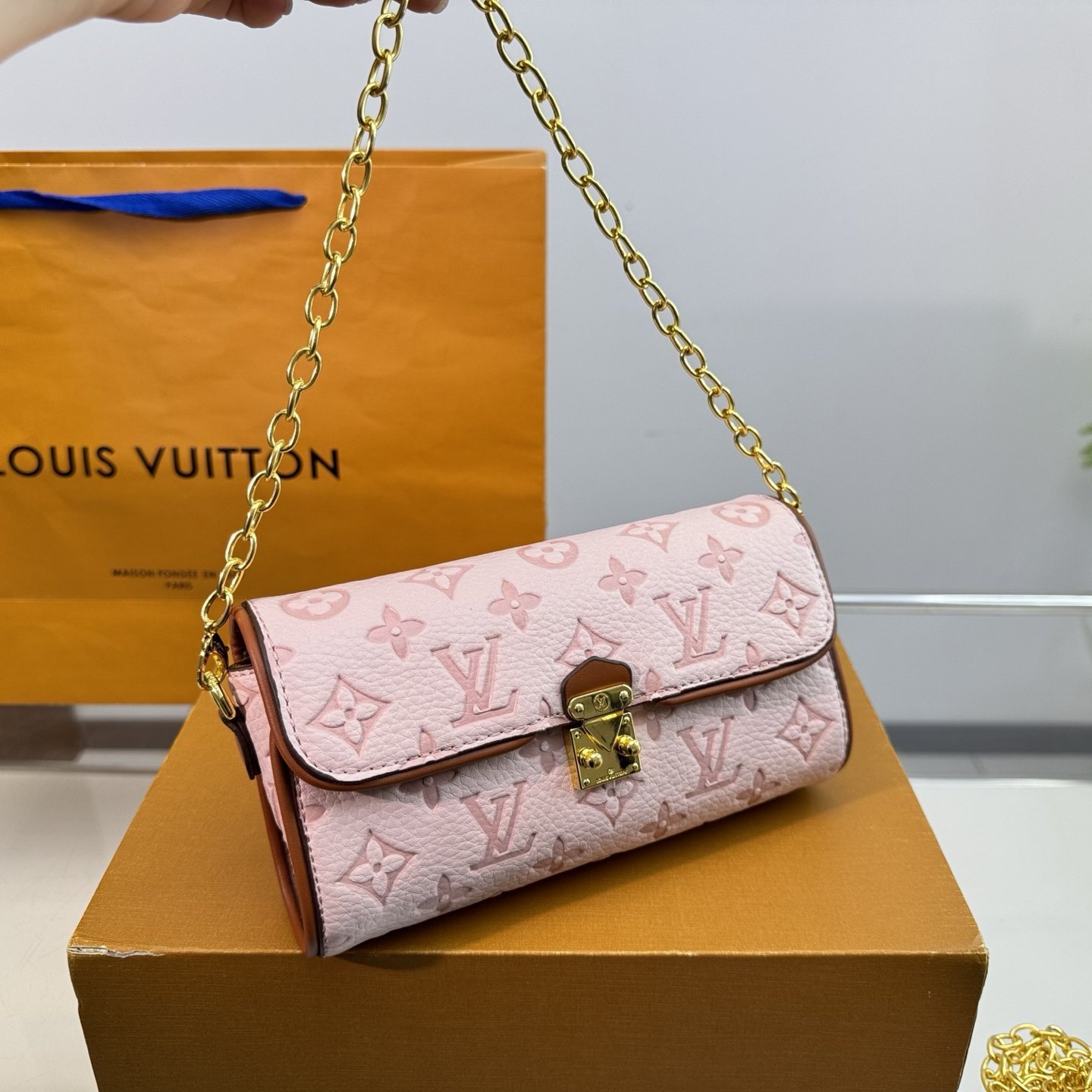 Pink Leather Chain Pochette – Long Monogram Clutch Bag 20CM - 图片 7