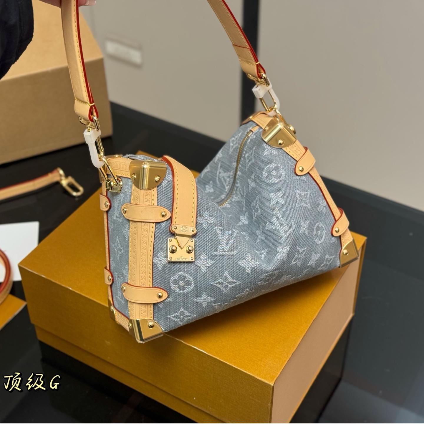 Louis Vuitton Monogram Denim Soft Trunk Bag – Mini Crossbody Case 23CM - 图片 5