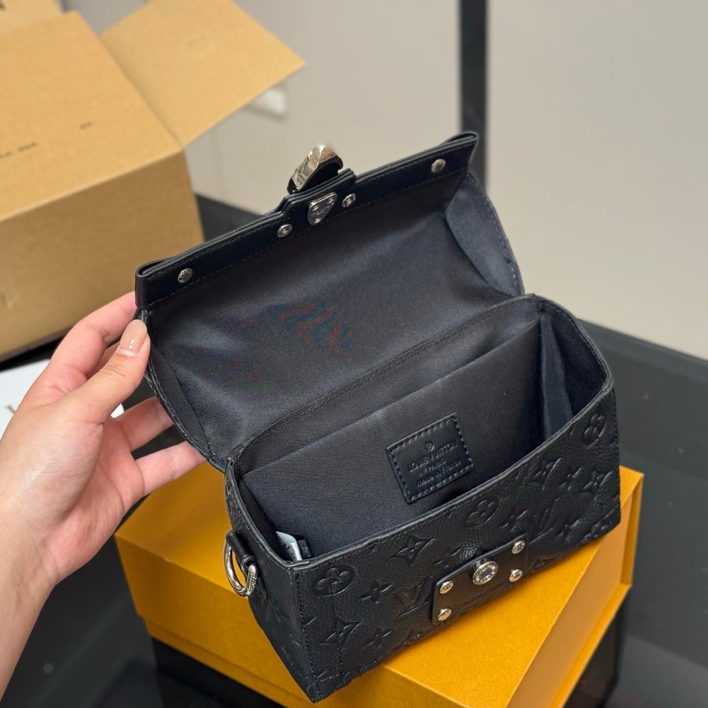Louis Vuitton Mini Soft Trunk – Black Monogram Leather Box Bag 20CM - 图片 4