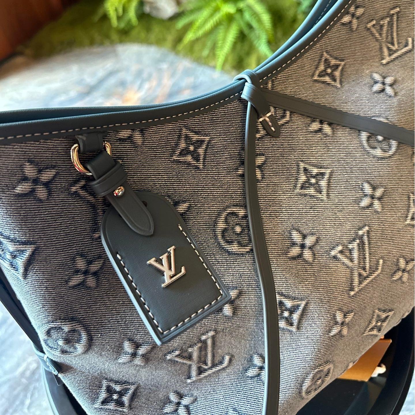 Louis Vuitton CarryAll Tote in Gray Denim Monogram with Wide Strap – 30cm - 图片 3