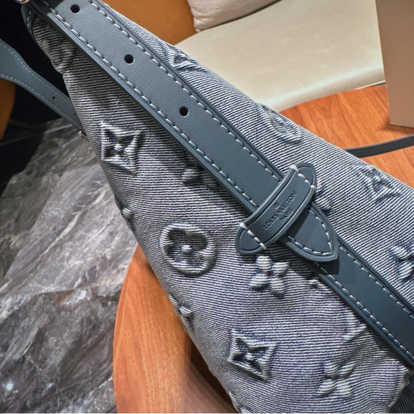 Louis Vuitton CarryAll Tote in Gray Denim Monogram with Wide Strap – 30cm - 图片 4