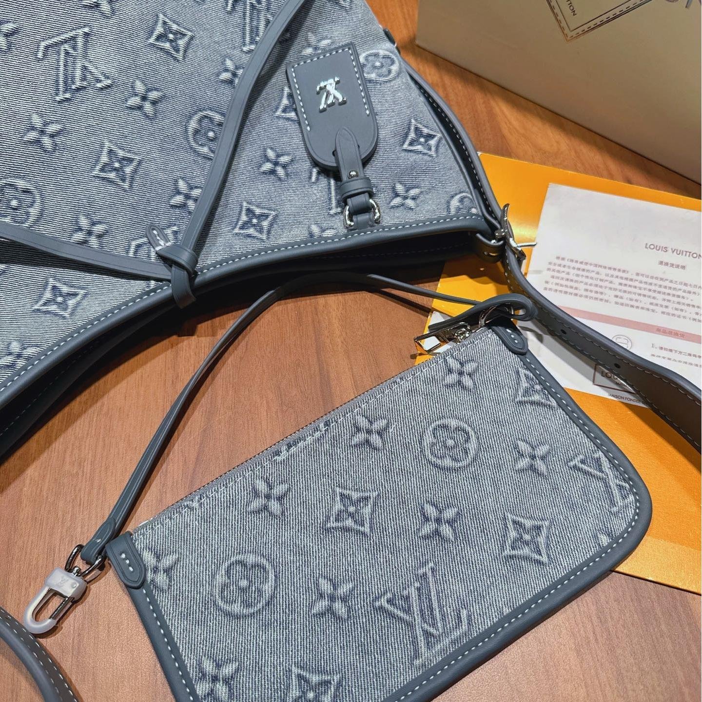 Louis Vuitton CarryAll Tote in Gray Denim Monogram with Wide Strap – 30cm - 图片 5