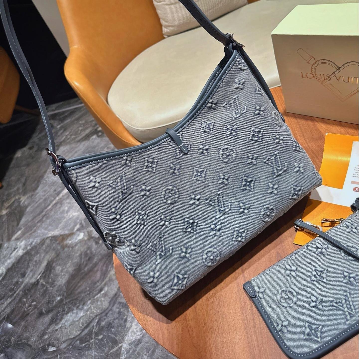 Louis Vuitton CarryAll Tote in Gray Denim Monogram with Wide Strap – 30cm - 图片 6
