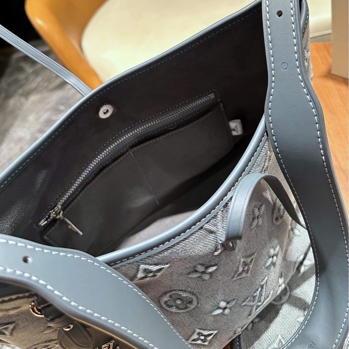 Louis Vuitton CarryAll Tote in Gray Denim Monogram with Wide Strap – 30cm - 图片 9
