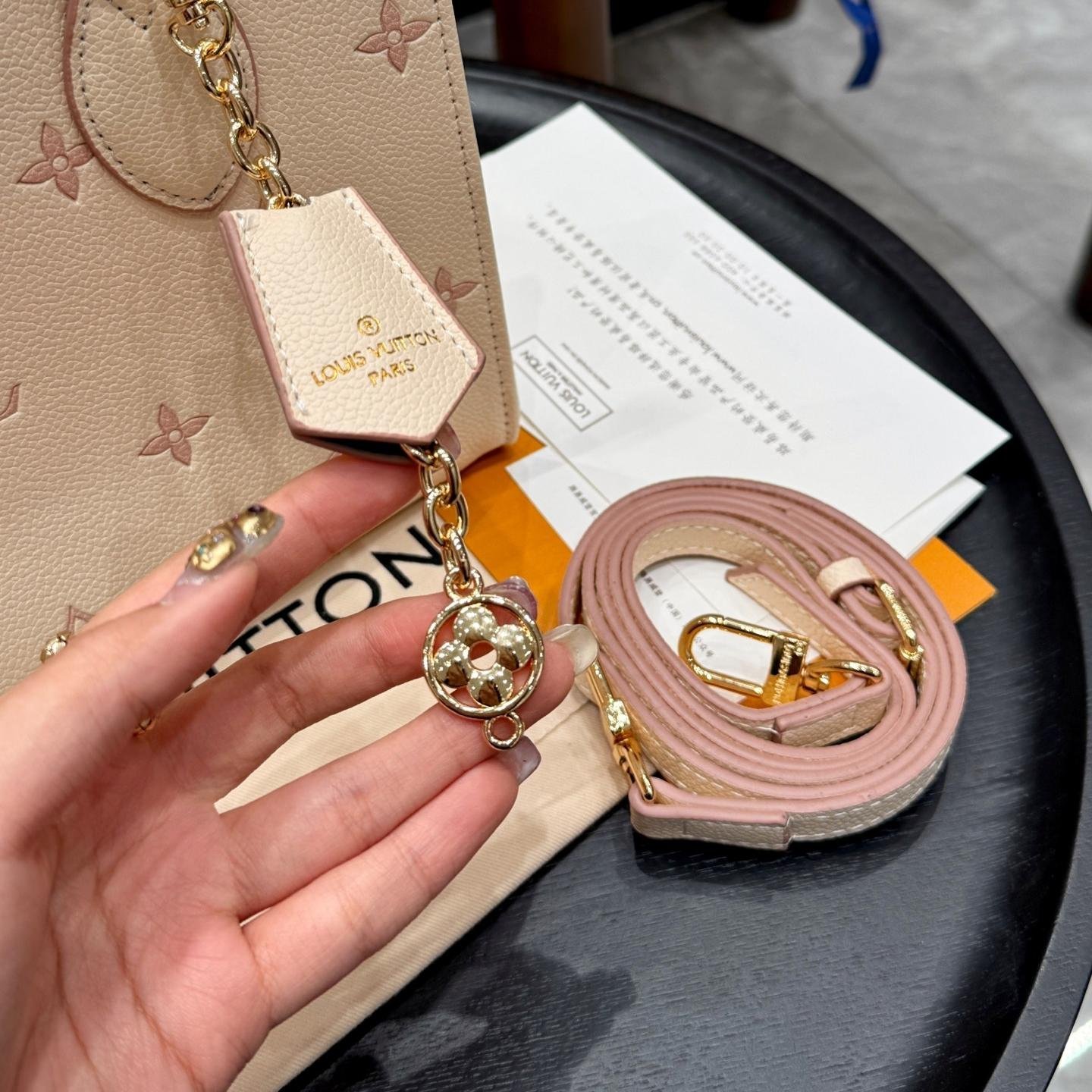 Mini Onthego Tote in Creamy Beige Monogram Empreinte Leather – 25CM Jungle Collection - 图片 3