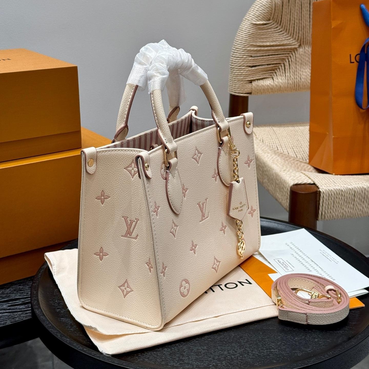 Mini Onthego Tote in Creamy Beige Monogram Empreinte Leather – 25CM Jungle Collection - 图片 4