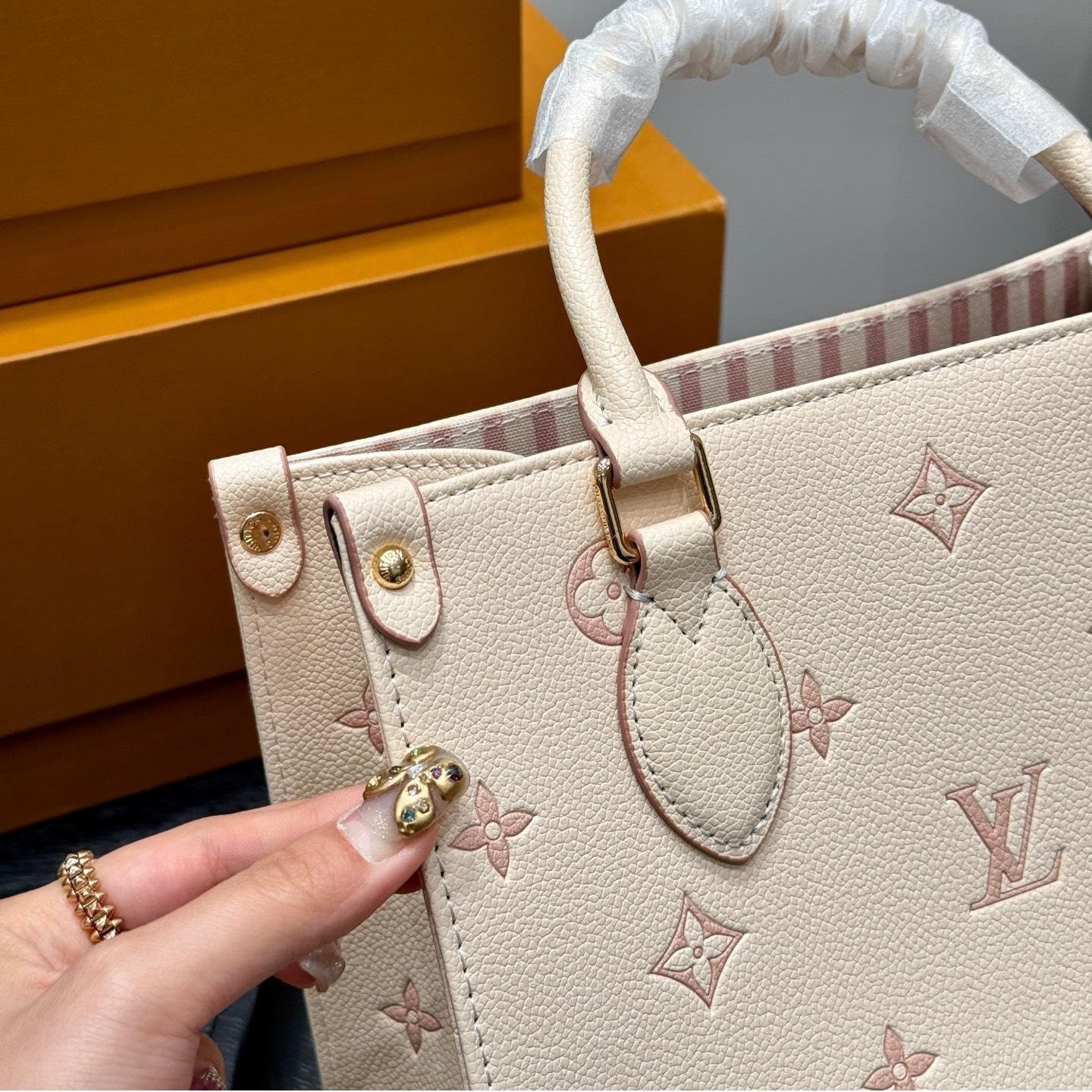 Mini Onthego Tote in Creamy Beige Monogram Empreinte Leather – 25CM Jungle Collection - 图片 7
