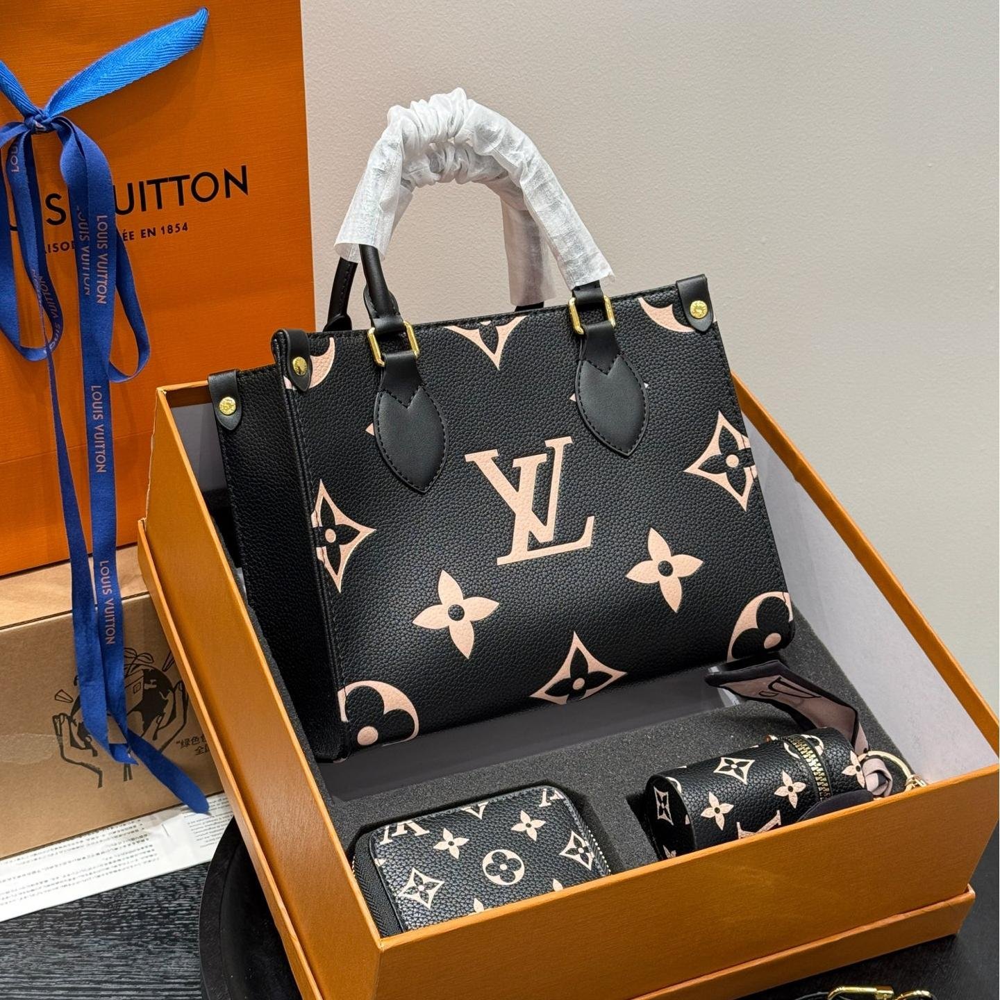 LV Onthego Jungle Tote Set – 25cm Black Embossed Monogram with Card Holder & Key Pouch - 图片 2