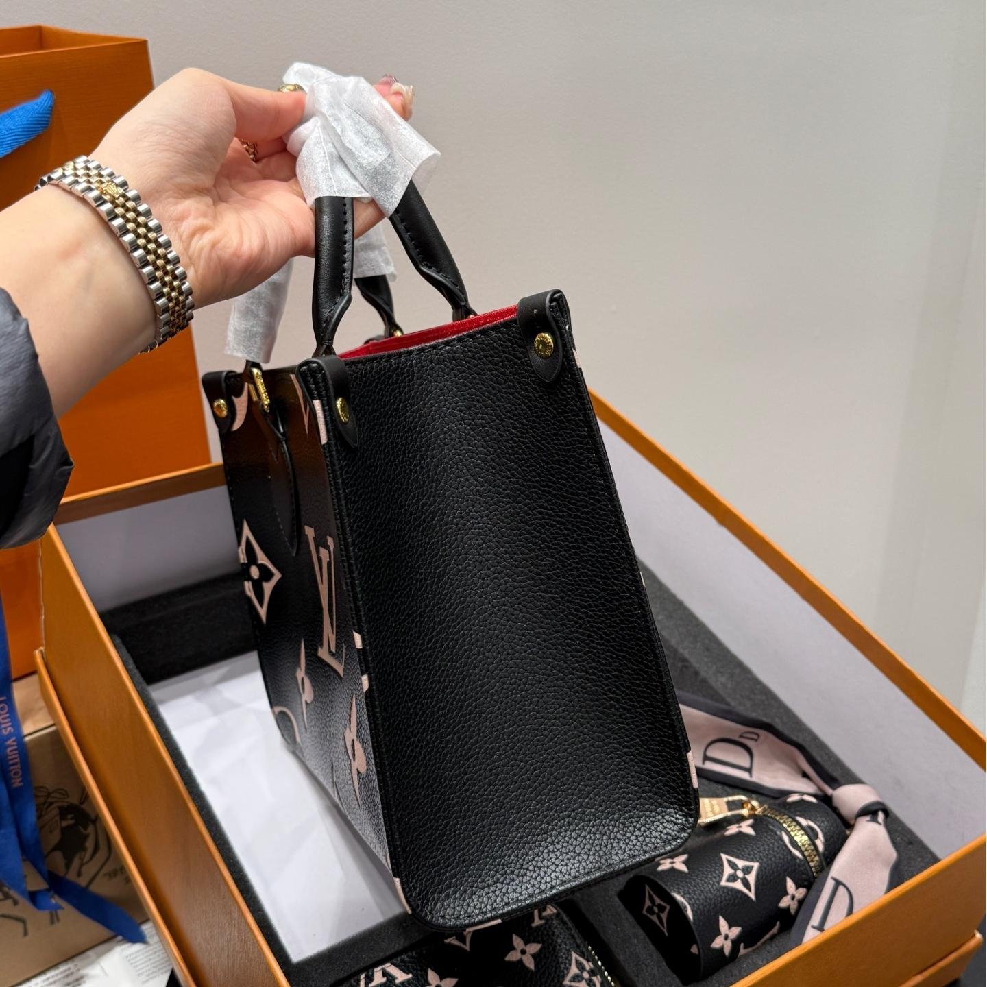 LV Onthego Jungle Tote Set – 25cm Black Embossed Monogram with Card Holder & Key Pouch - 图片 4