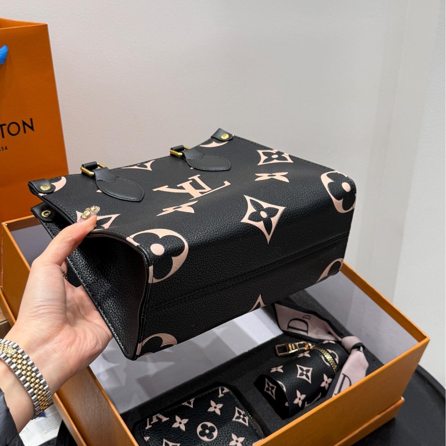 LV Onthego Jungle Tote Set – 25cm Black Embossed Monogram with Card Holder & Key Pouch - 图片 5