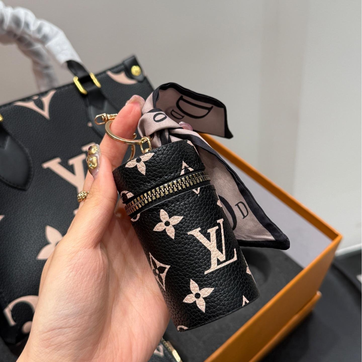 LV Onthego Jungle Tote Set – 25cm Black Embossed Monogram with Card Holder & Key Pouch - 图片 7