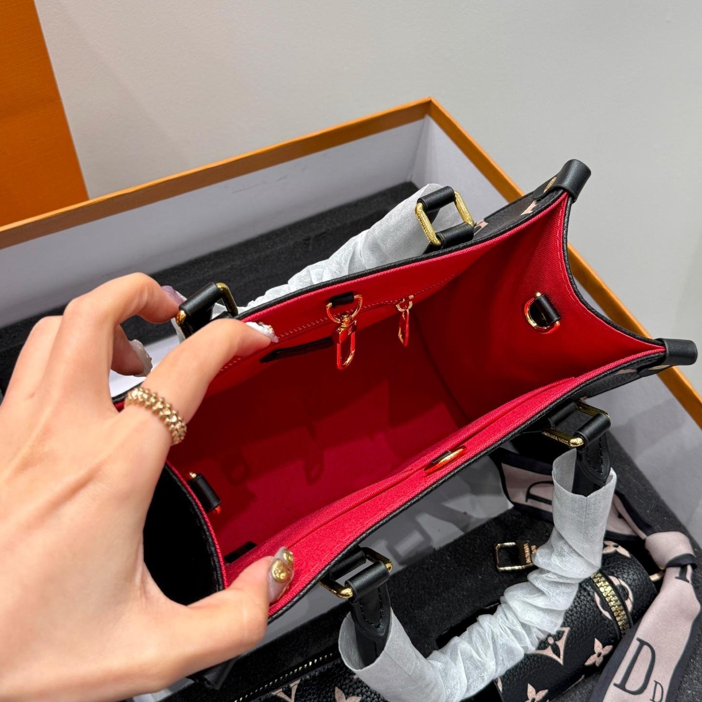 LV Onthego Jungle Tote Set – 25cm Black Embossed Monogram with Card Holder & Key Pouch - 图片 8