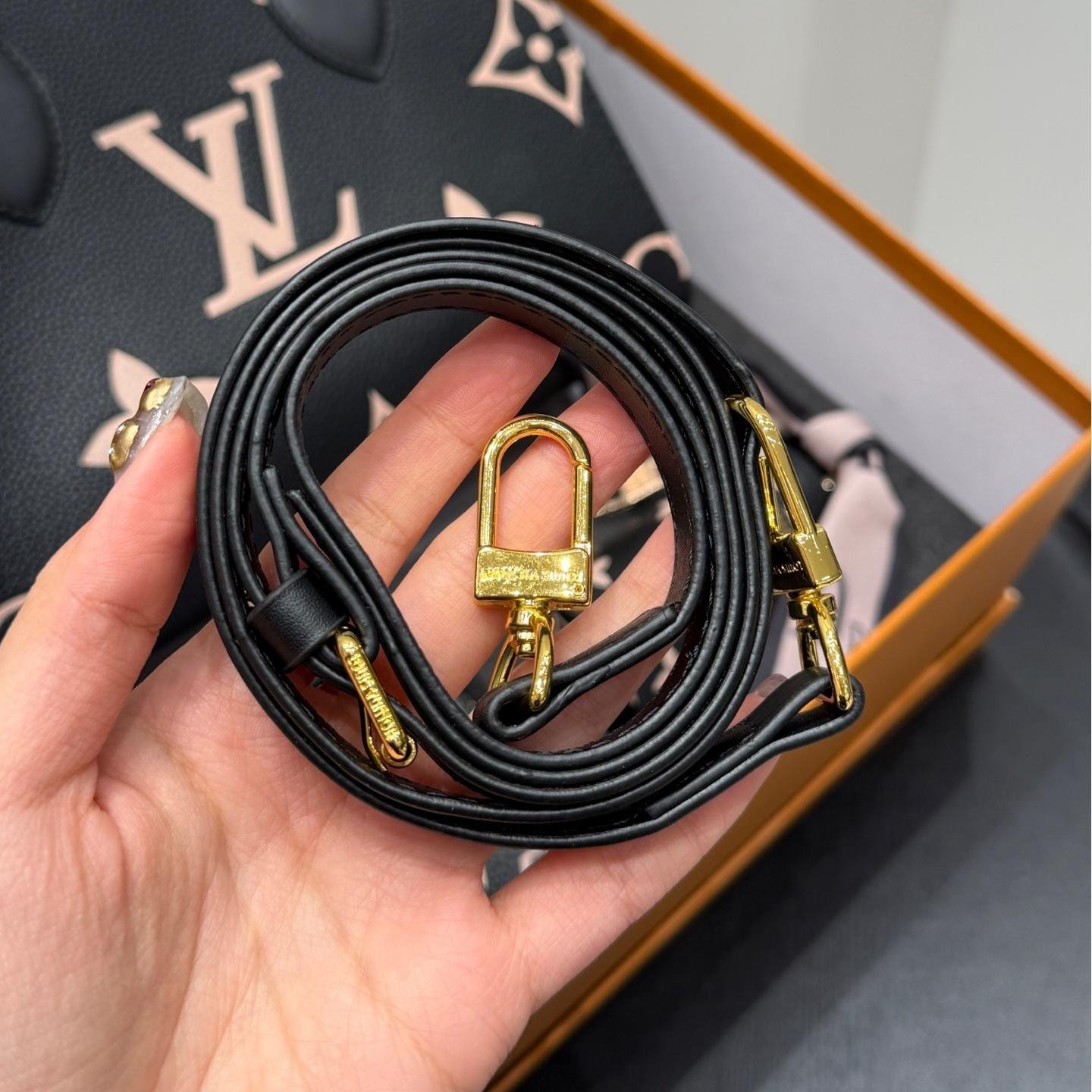 LV Onthego Jungle Tote Set – 25cm Black Embossed Monogram with Card Holder & Key Pouch - 图片 9