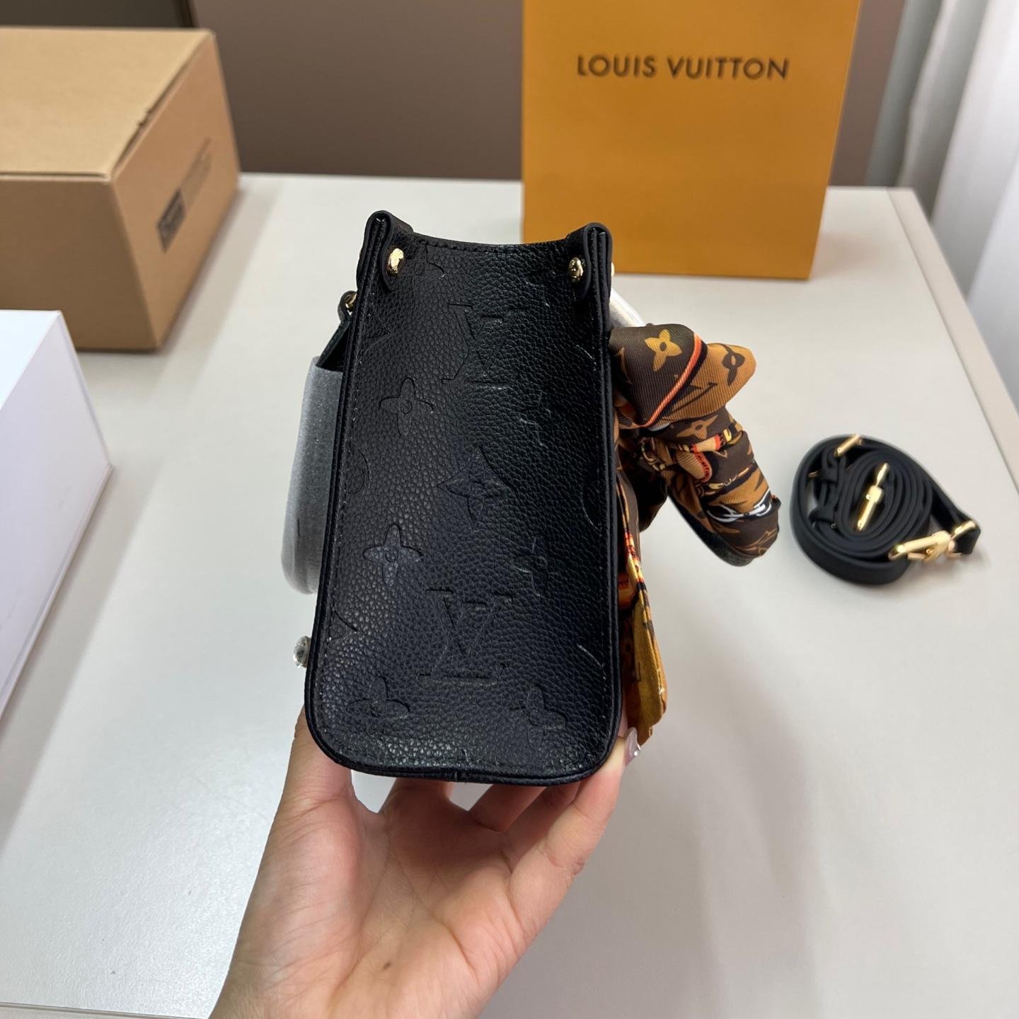 Mini Black Embossed LV Onthego Tote with Scarf – 18cm Elegant Edition - 图片 2