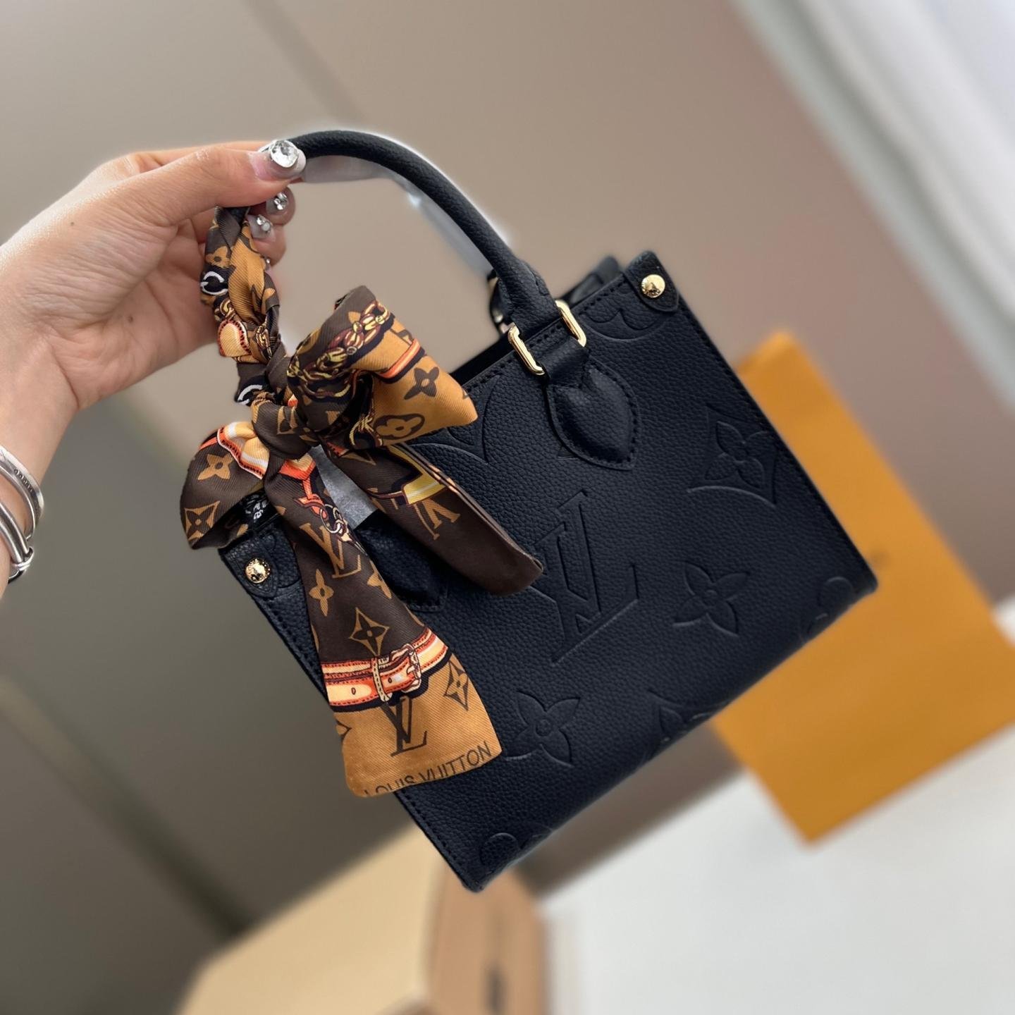 Mini Black Embossed LV Onthego Tote with Scarf – 18cm Elegant Edition - 图片 7