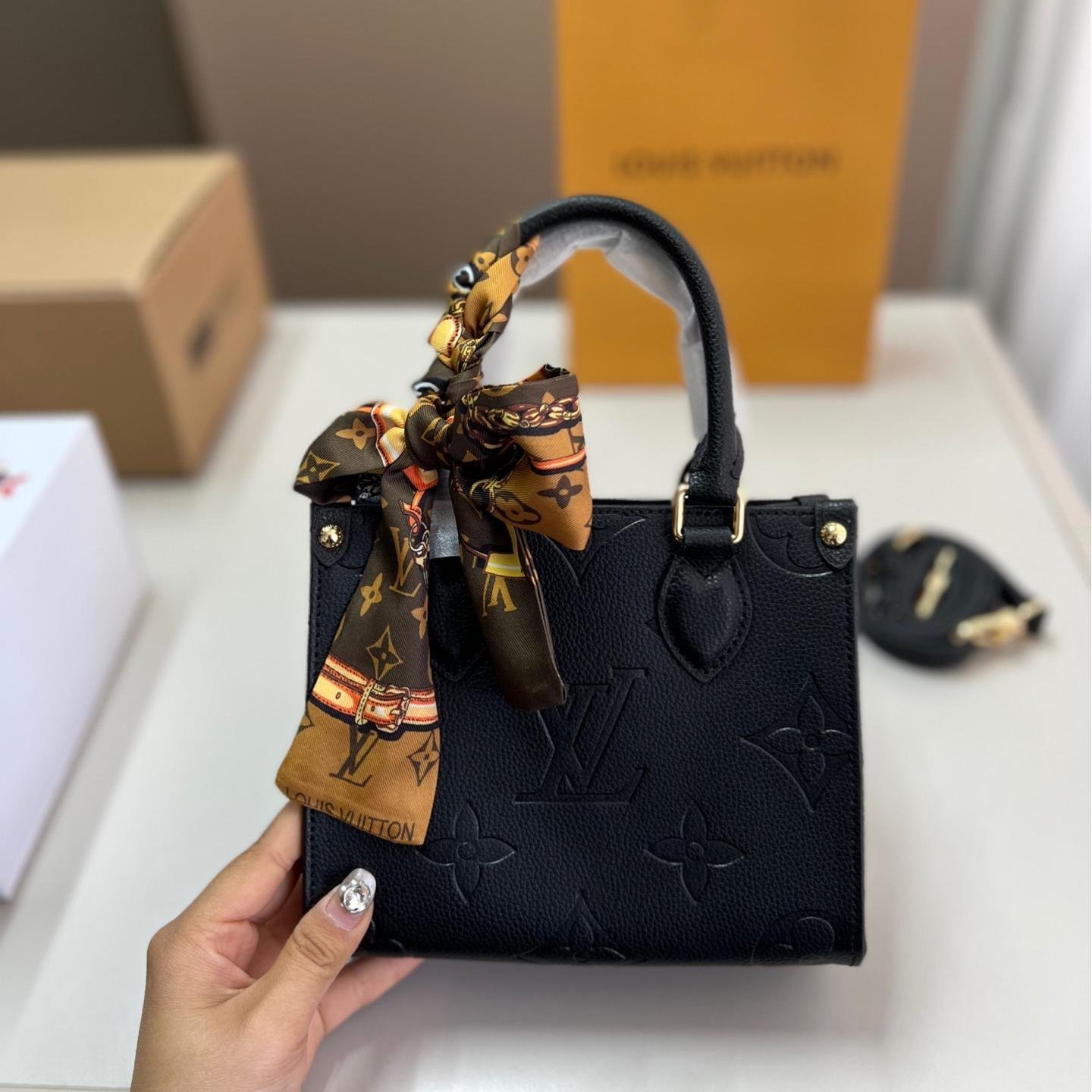 Mini Black Embossed LV Onthego Tote with Scarf – 18cm Elegant Edition - 图片 8