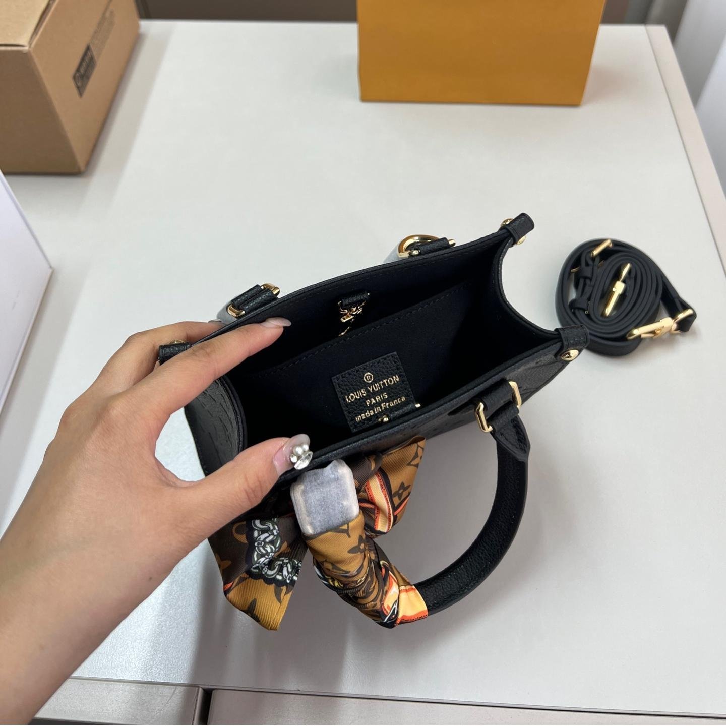 Mini Black Embossed LV Onthego Tote with Scarf – 18cm Elegant Edition - 图片 9