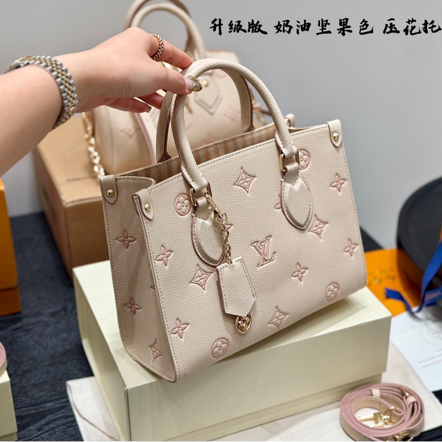LV OnTheGo Mini Tote in Cream Hazelnut – 25cm Embossed Leather Bag with NFC - 图片 2