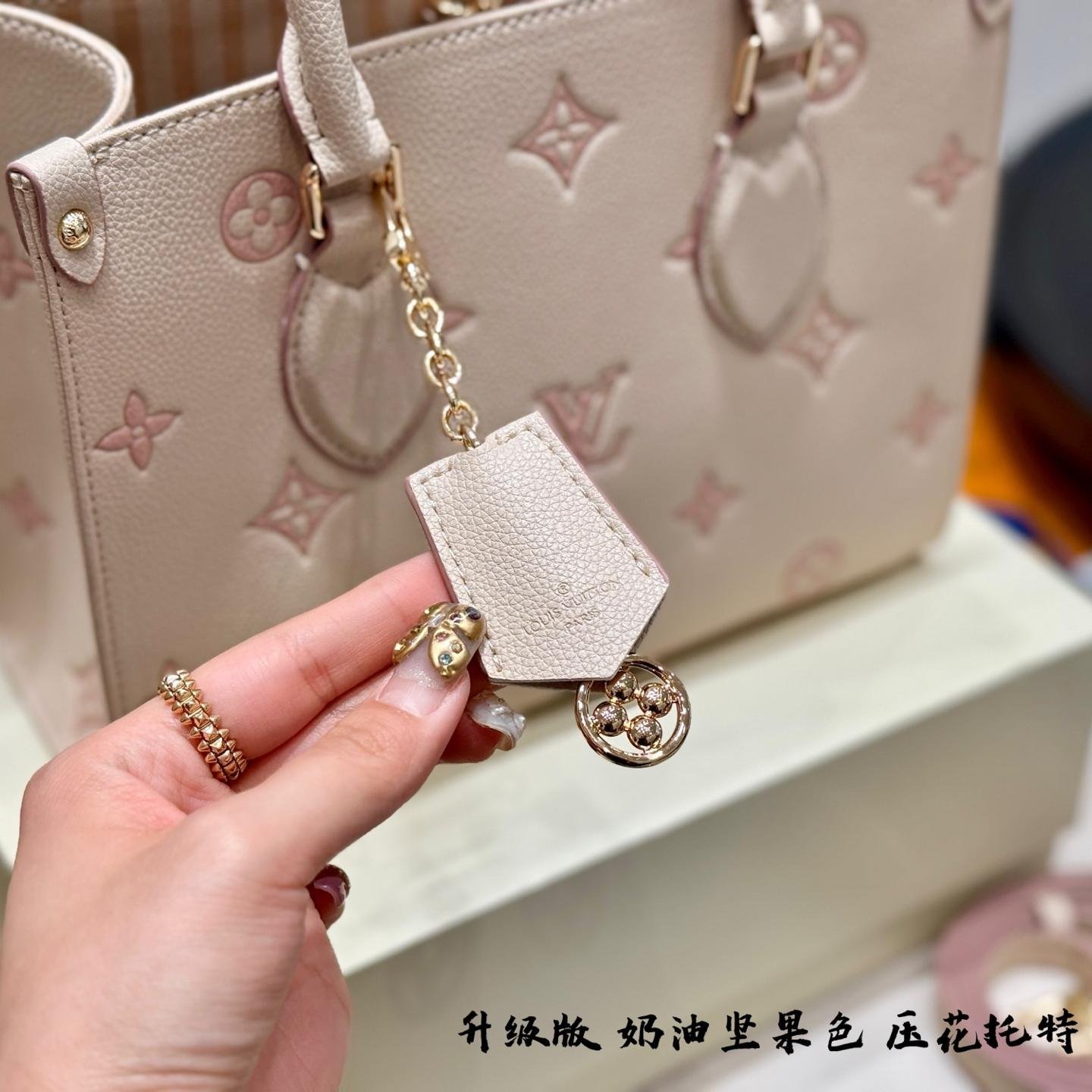 LV OnTheGo Mini Tote in Cream Hazelnut – 25cm Embossed Leather Bag with NFC - 图片 3