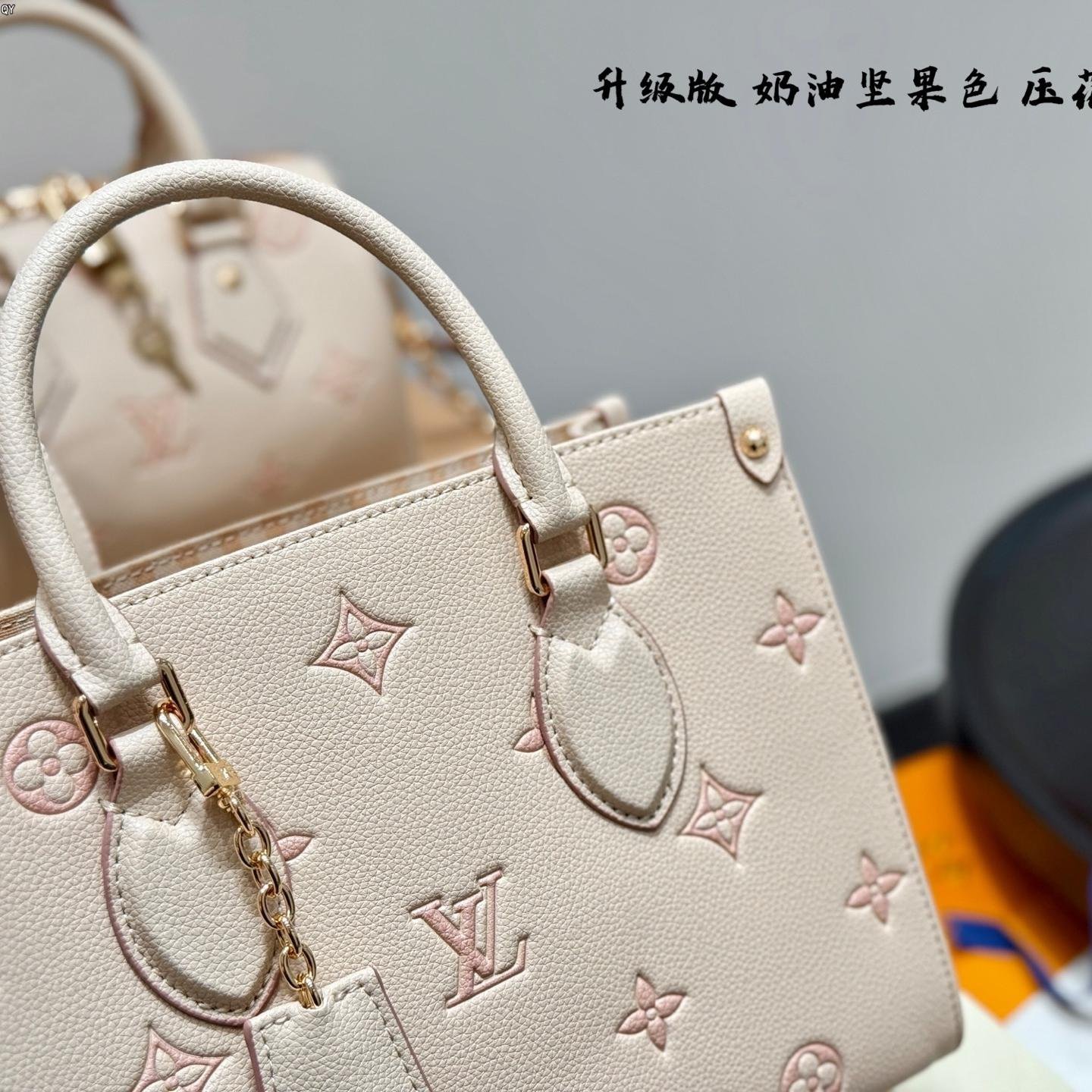 LV OnTheGo Mini Tote in Cream Hazelnut – 25cm Embossed Leather Bag with NFC - 图片 4