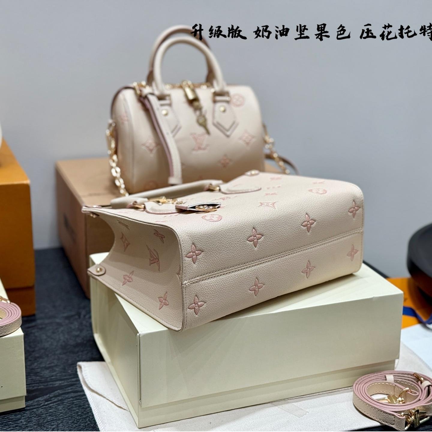 LV OnTheGo Mini Tote in Cream Hazelnut – 25cm Embossed Leather Bag with NFC - 图片 7