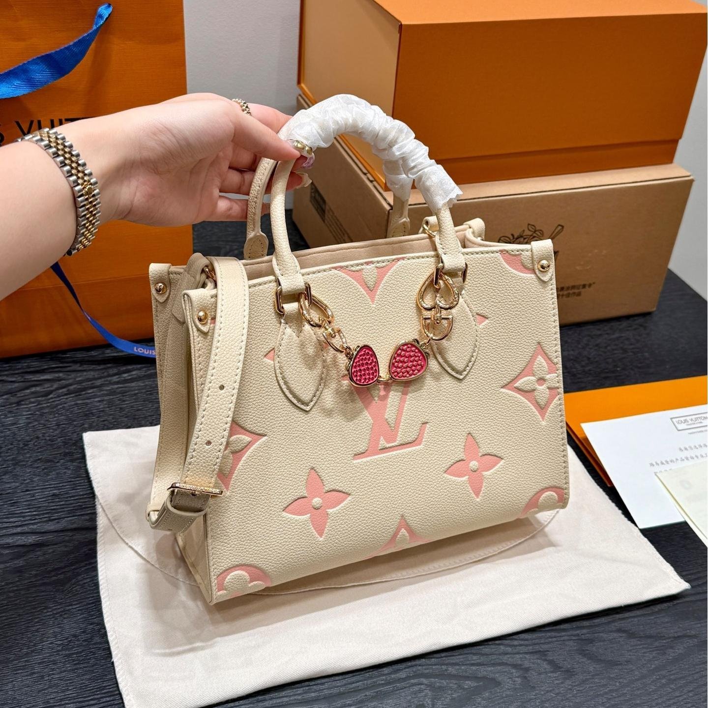 LV Mini OnTheGo Tote in Cream Strawberry Pink – Embossed Leather 25cm - 图片 2