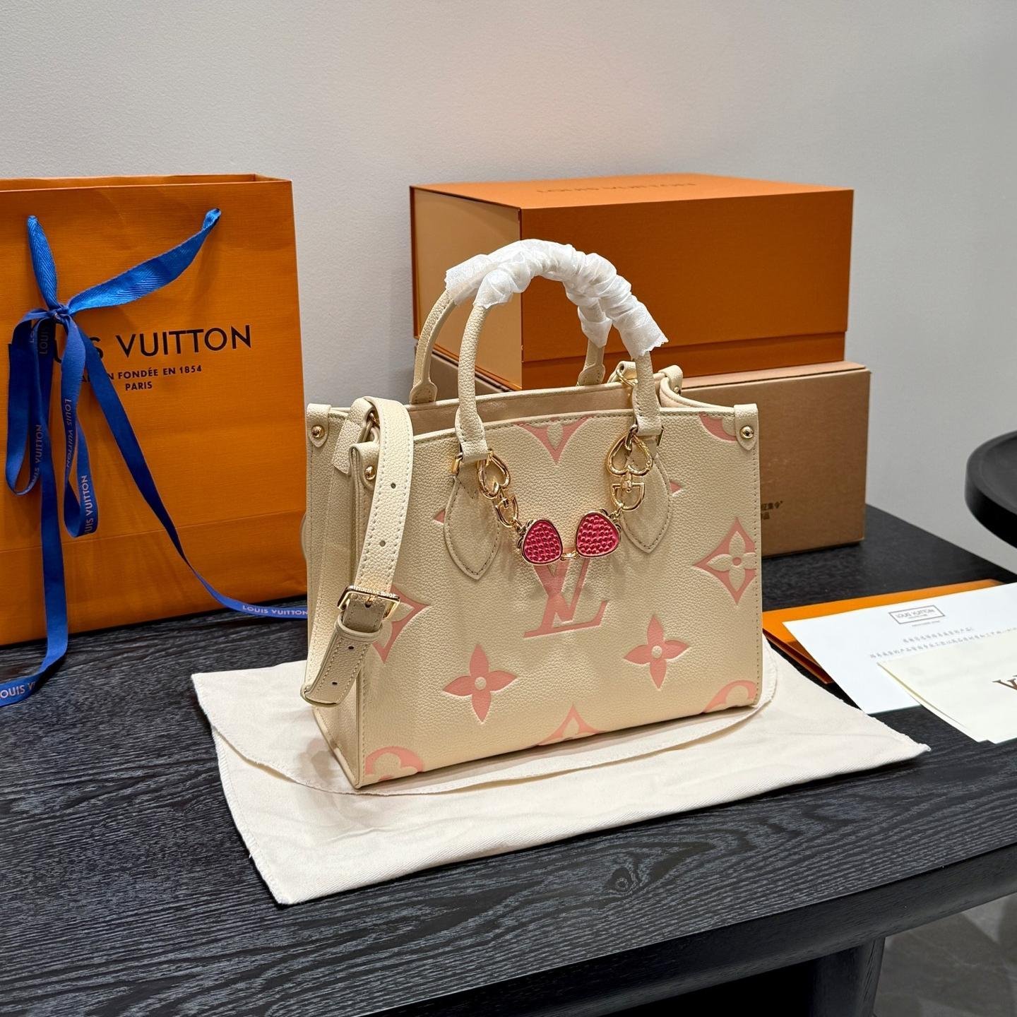 LV Mini OnTheGo Tote in Cream Strawberry Pink – Embossed Leather 25cm - 图片 4