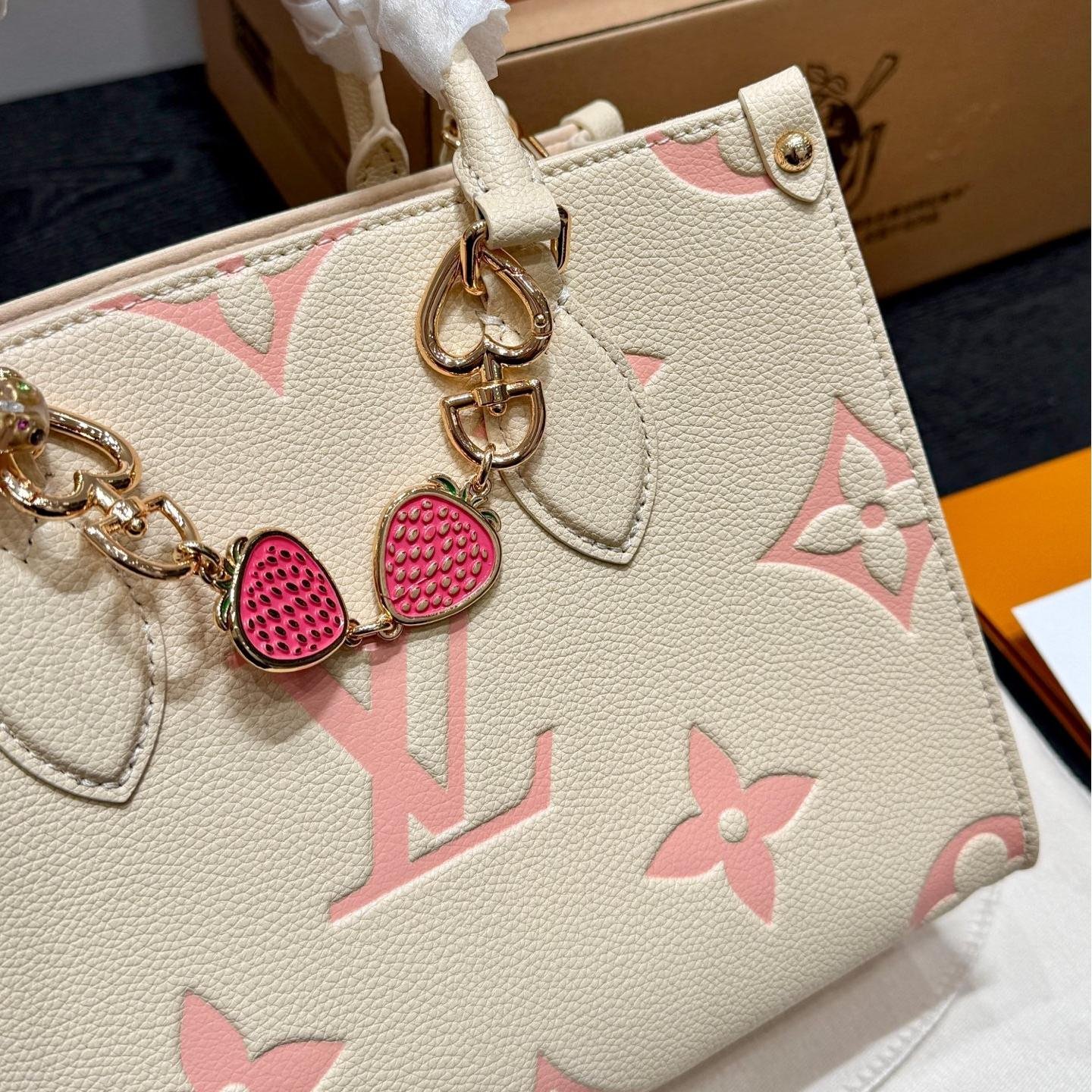LV Mini OnTheGo Tote in Cream Strawberry Pink – Embossed Leather 25cm - 图片 5