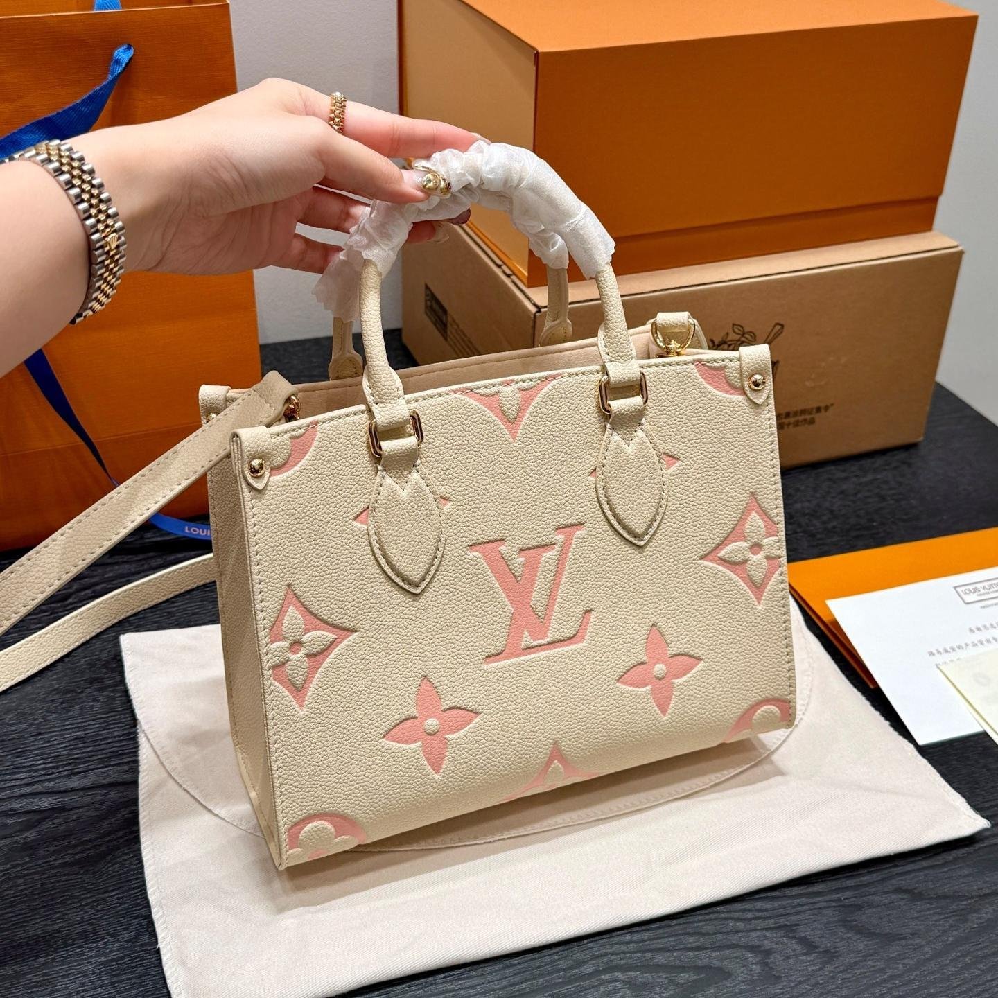 LV Mini OnTheGo Tote in Cream Strawberry Pink – Embossed Leather 25cm - 图片 6