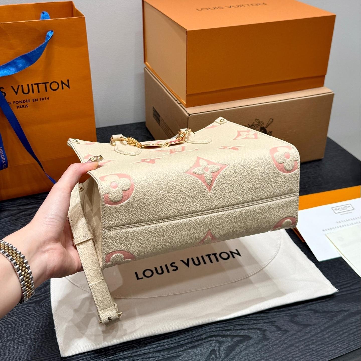 LV Mini OnTheGo Tote in Cream Strawberry Pink – Embossed Leather 25cm - 图片 7
