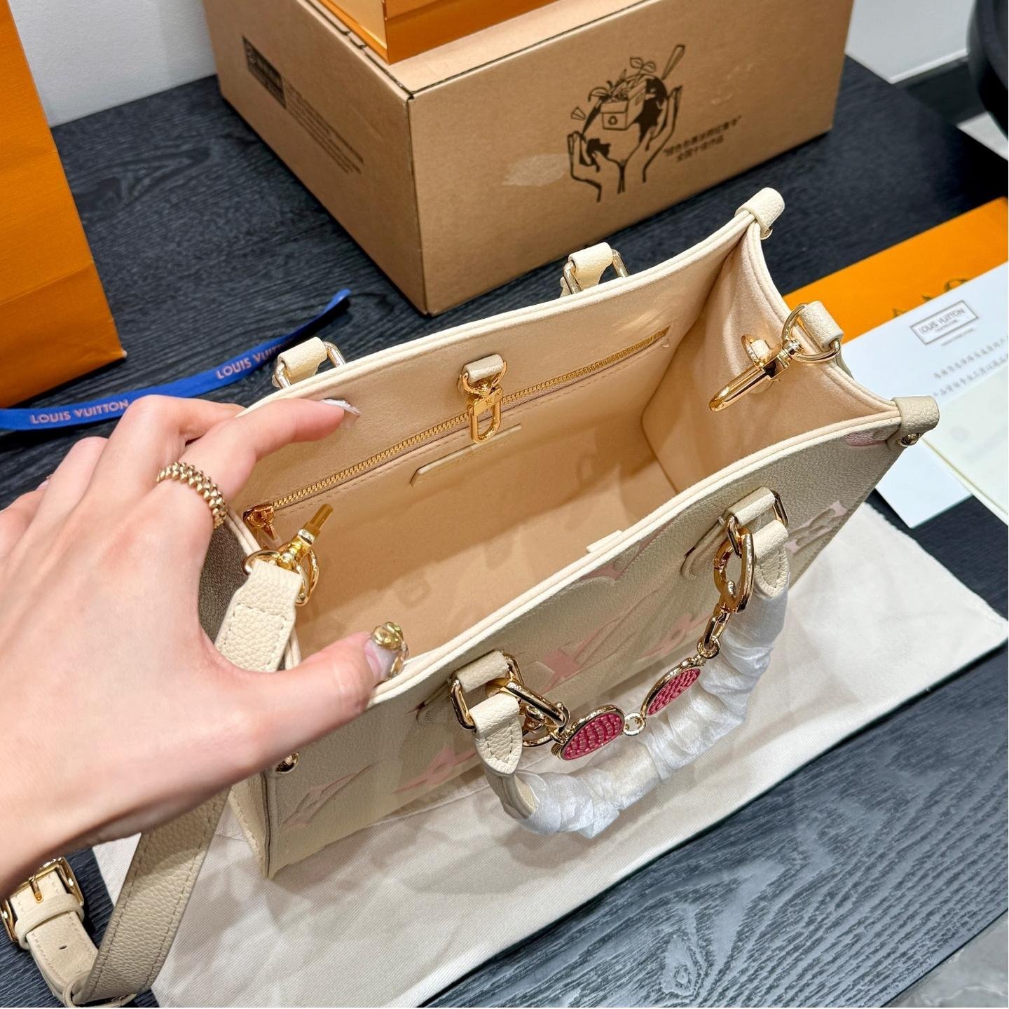 LV Mini OnTheGo Tote in Cream Strawberry Pink – Embossed Leather 25cm - 图片 9