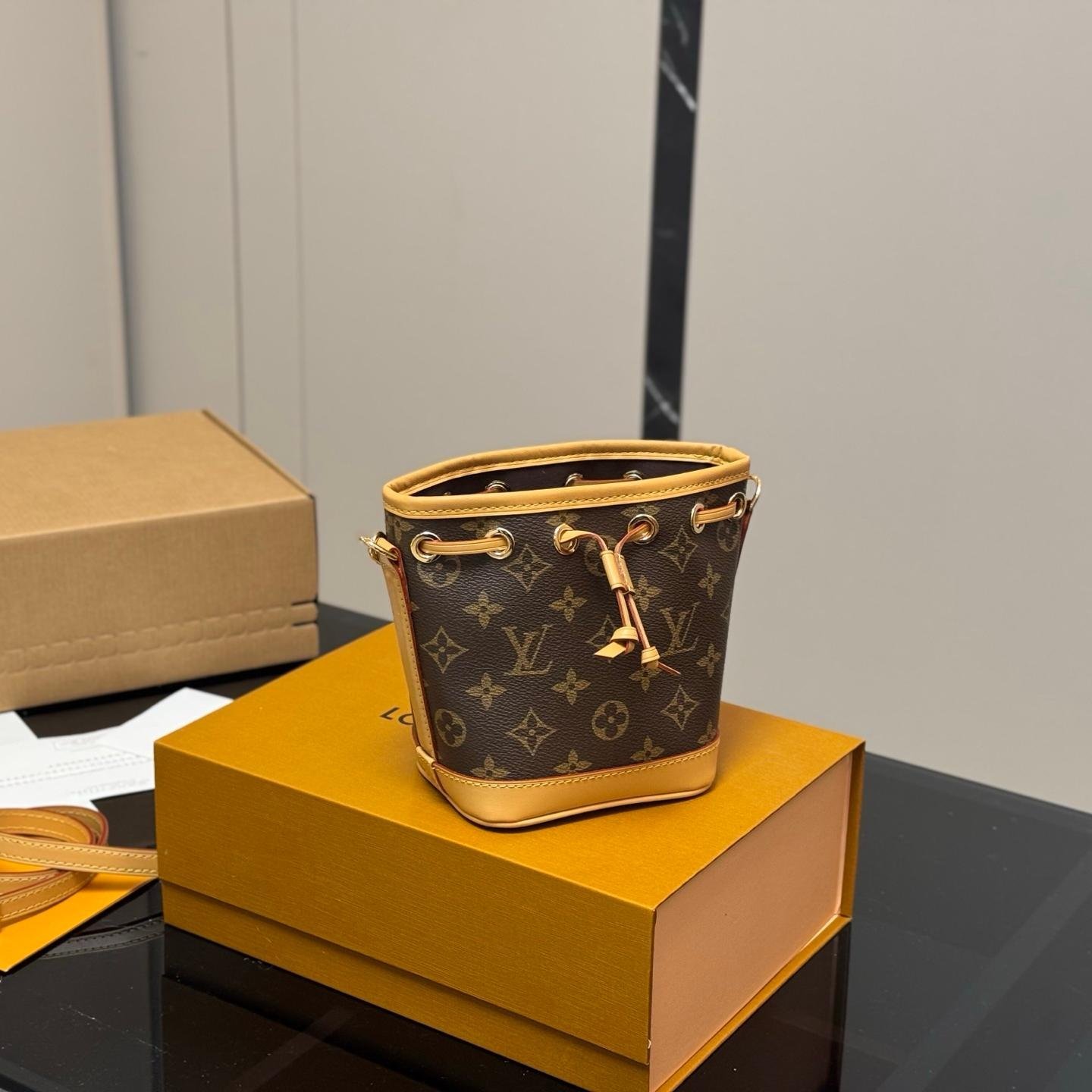 Nano Monogram Bucket Bag – Mini Crossbody 16cm - 图片 2