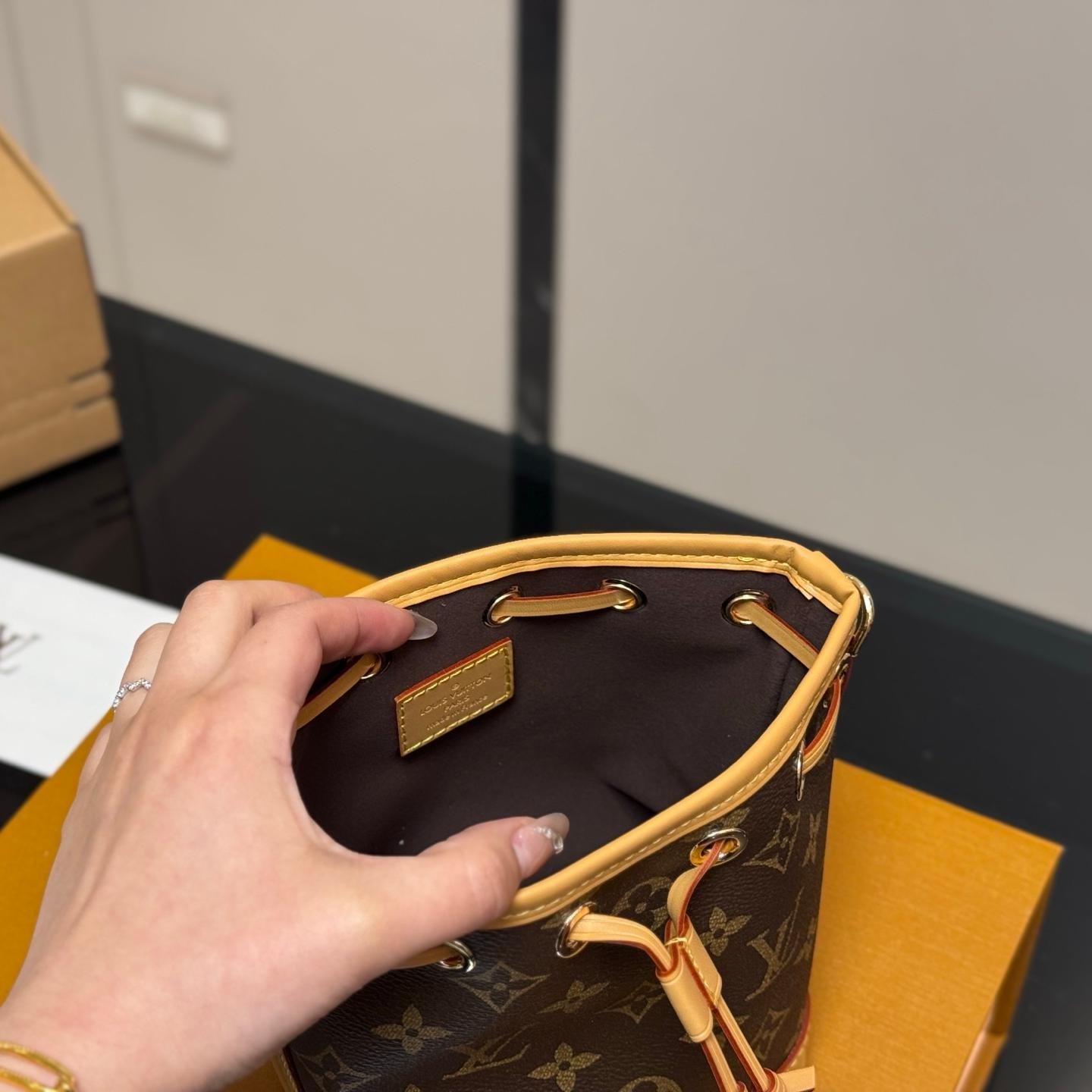 Nano Monogram Bucket Bag – Mini Crossbody 16cm - 图片 4
